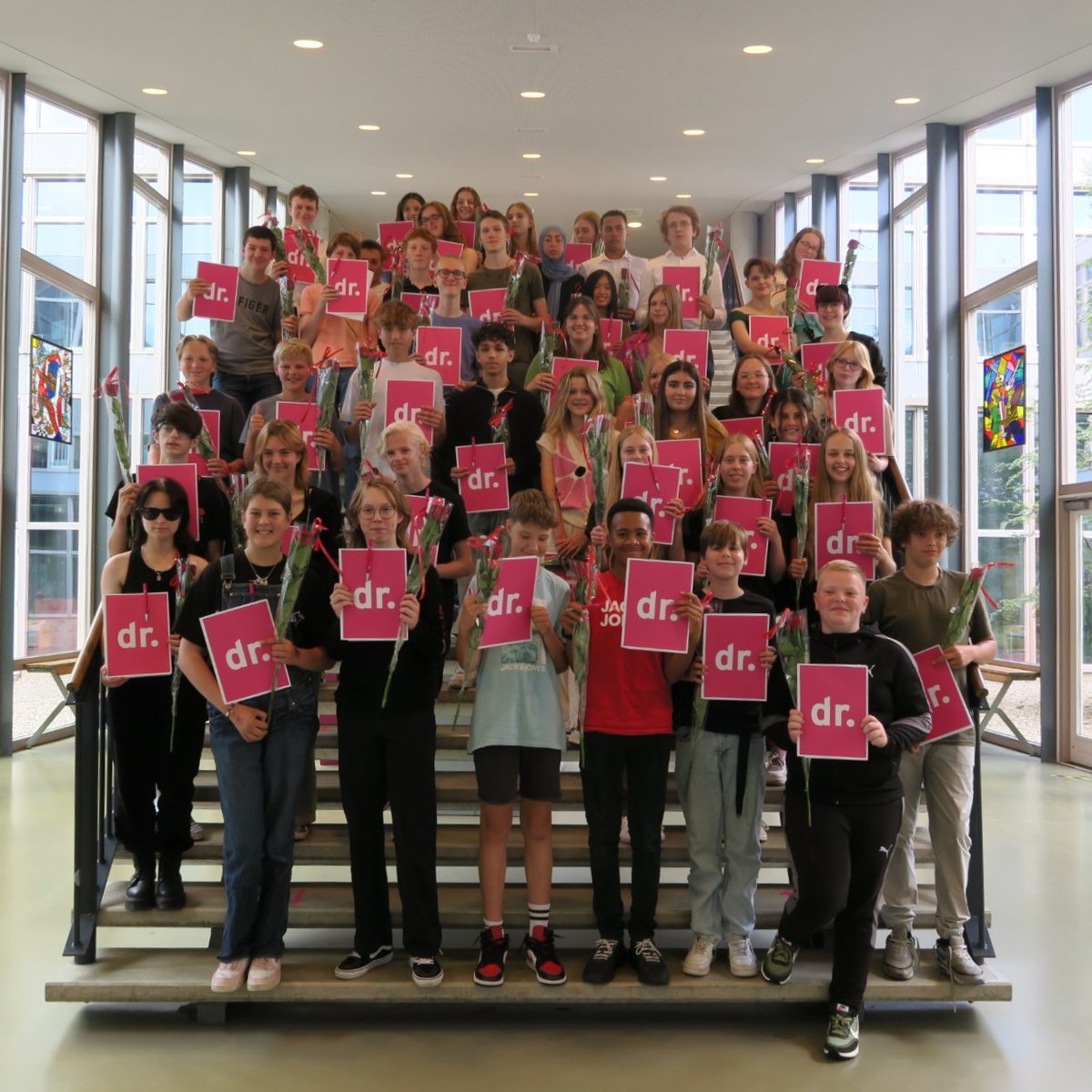 Feestelijke uitreiking certificaten Cambridge Engels <a href="/drajcollege/">dr. Aletta Jacobs College</a> Meer info: aletta.nl/het-laatste-ni…

#alettajacobscollege #certificering #feest