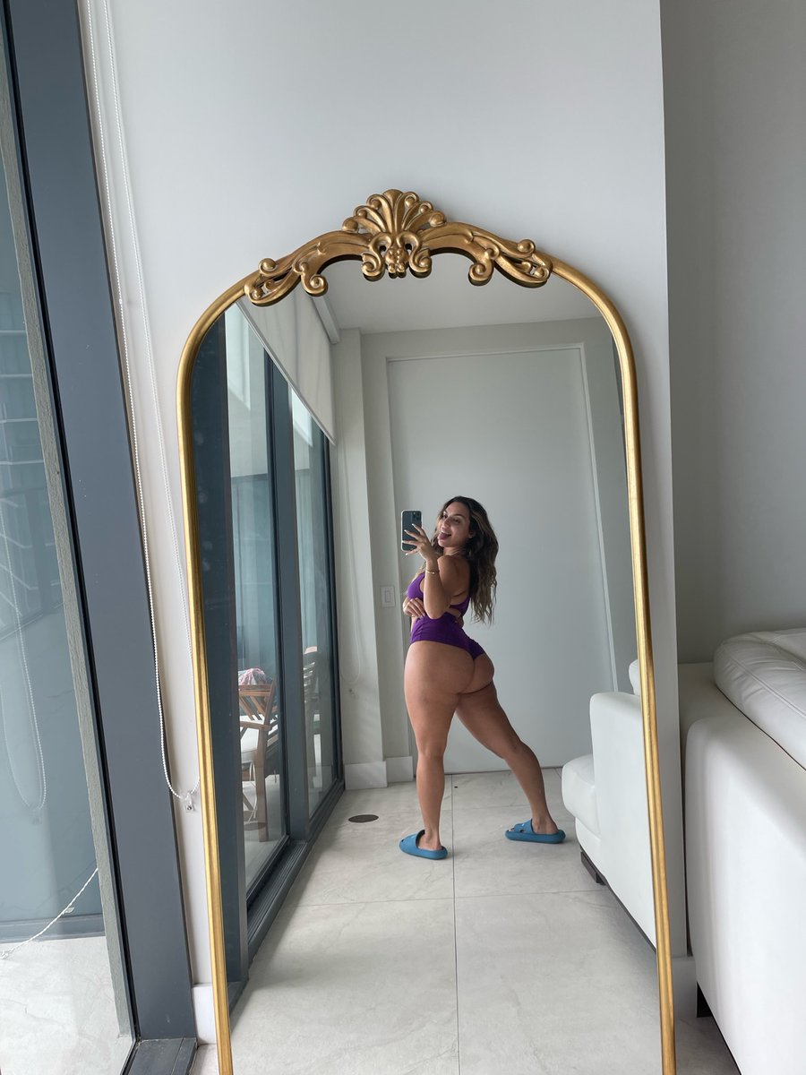 AraQueenBae on Twitter: "Mirror mirror on the wall, who got the juiciest 🍑 of em all? http