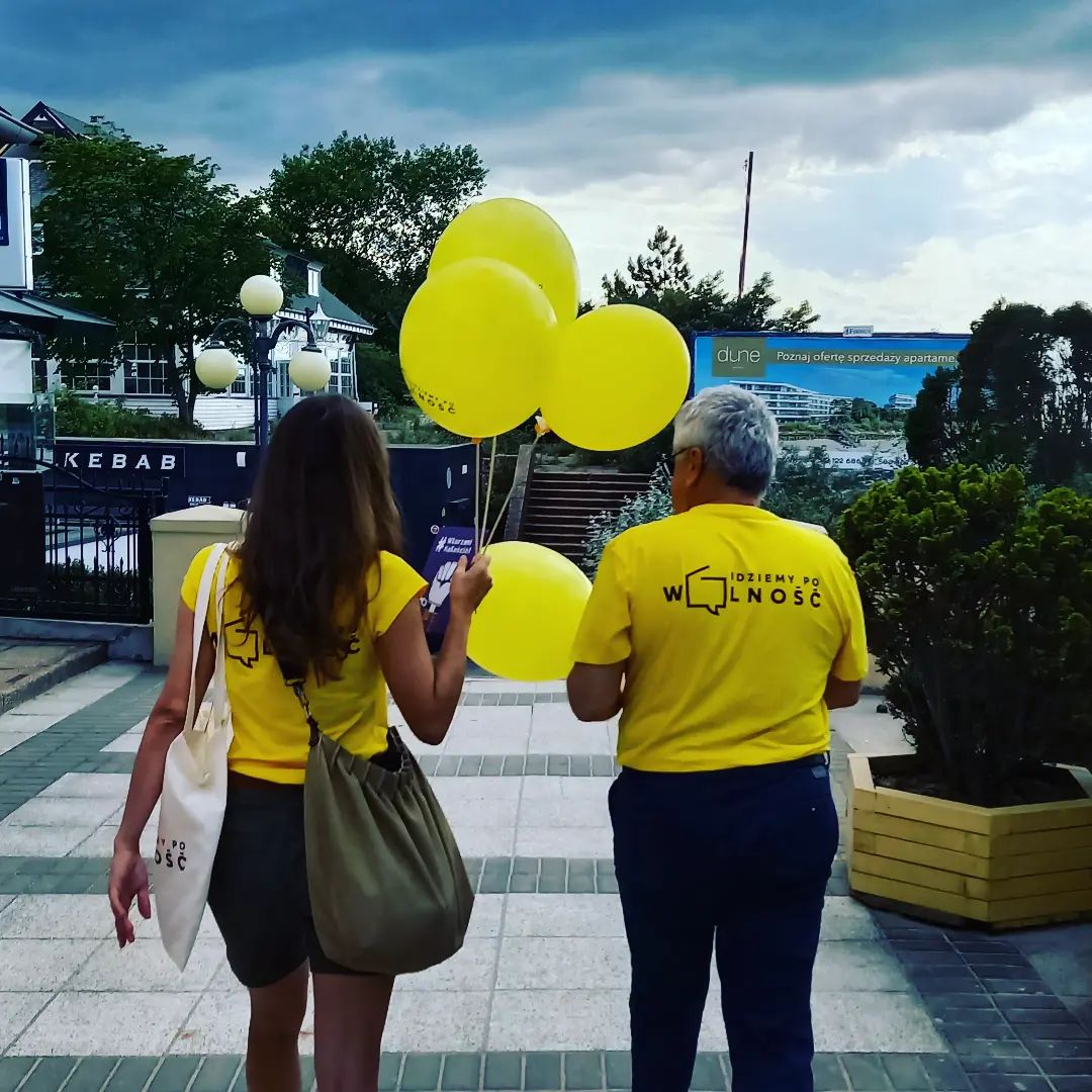idepowolnosc's tweet photo. Dzisiejszy dzień spędziliśmy na rozmowach z mieszkańcami Mielna. Świetni ludzi i super miasto. #IdziemyPoWolność #mielno #plaża #wolność #trasa #wybory #prezydent #ipptv #balony #ekipa https://t.co/X7pjAJc9Ks