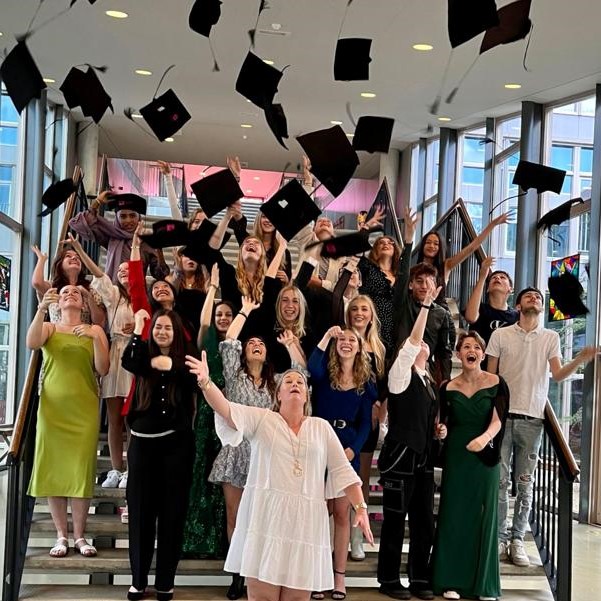 HEEL VEEL AFSTUDEERHOEDJES DE LUCHT IN
Mooie examenresultaten <a href="/drajcollege/">dr. Aletta Jacobs College</a> Meer info: aletta.nl/het-laatste-ni…

#diplomering #alettajacobscollege #examenresultaten #feest