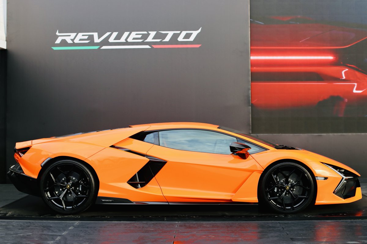 CSRRacing's tweet image. Exciting times at @fosgoodwood as the CSR2 team witnesses the UK debut of @Lamborghini Revuelto, fastest @TheHoonigans Donks, stunning @Ferrari 250 TR, impressive Singer DLS-T and testing phase for @Bugatti Bolide. Tell us, which cars do you want to see in CSR2? #GFOS #CSR2