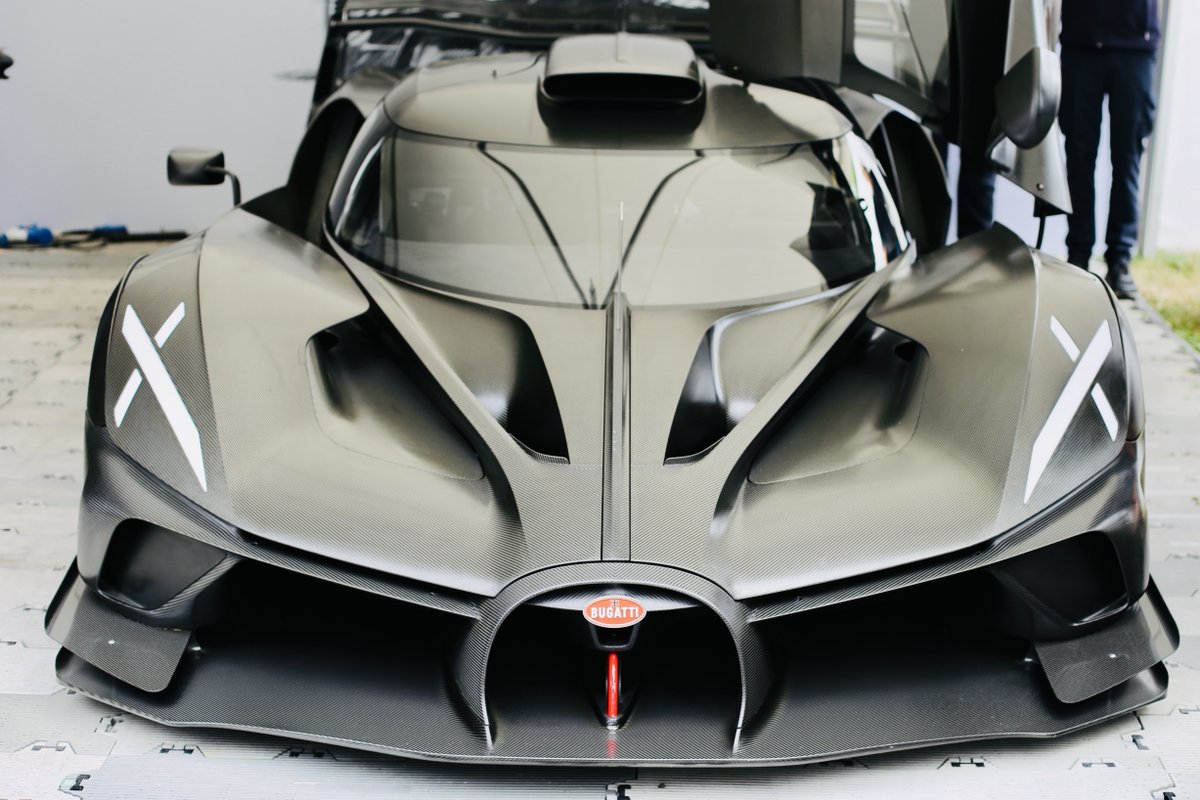 CSRRacing's tweet image. Exciting times at @fosgoodwood as the CSR2 team witnesses the UK debut of @Lamborghini Revuelto, fastest @TheHoonigans Donks, stunning @Ferrari 250 TR, impressive Singer DLS-T and testing phase for @Bugatti Bolide. Tell us, which cars do you want to see in CSR2? #GFOS #CSR2