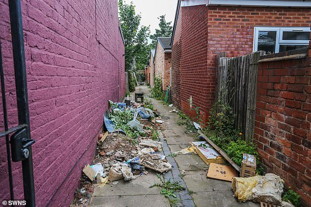 Fed-up residents of Selly Oak slammed students who are turning their city suburb into a tip each year after dumping piles of rubbish once they've finished the #UniversityofBirmingham for summer.

The suburb is a student heartland full of multi-occupancy terraced houses. 🥴