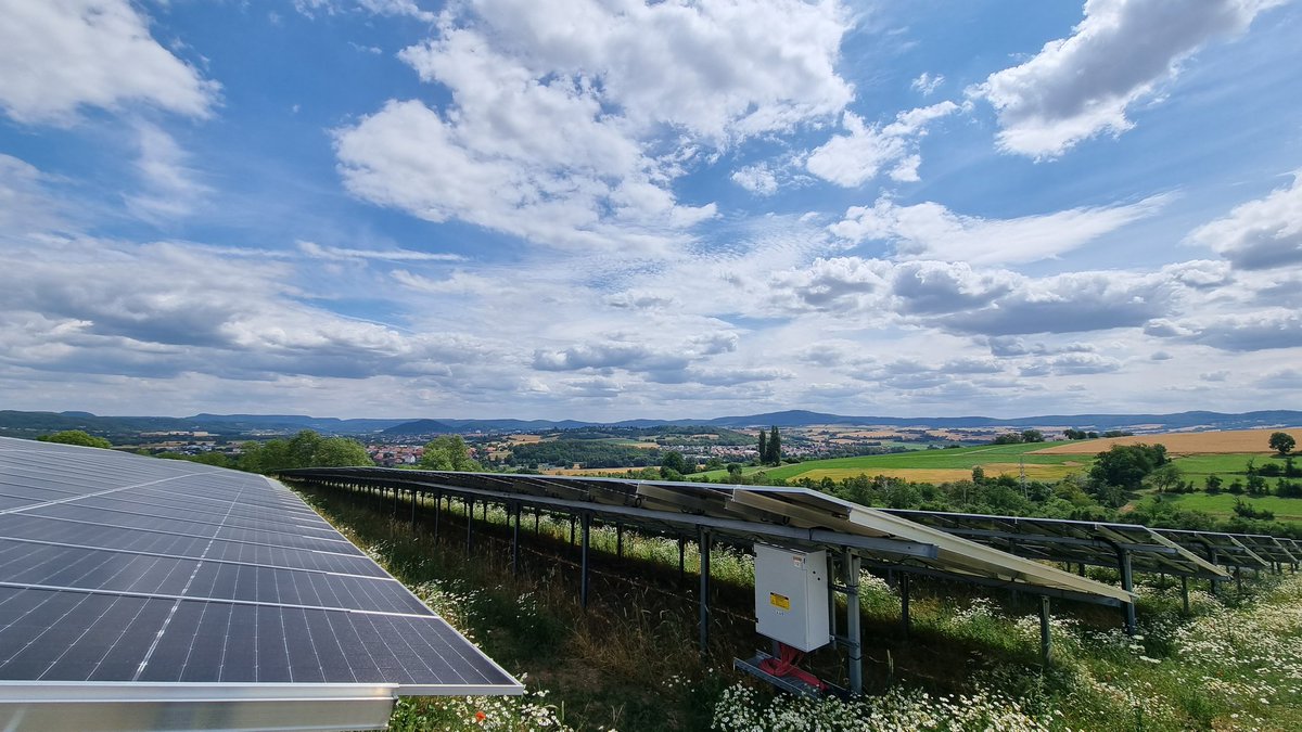 AlexanderHeppe's tweet photo. Vordergrund: Ein Teil der #Energiewende
Hintergrund: unser #Werratal!
Dezentral, intelligent vernetzt, modern. #Klimaschutz einfach #machen. Vor Ort!
#KraftDerKommunen @klimaunion https://t.co/WoRI3VJlAI