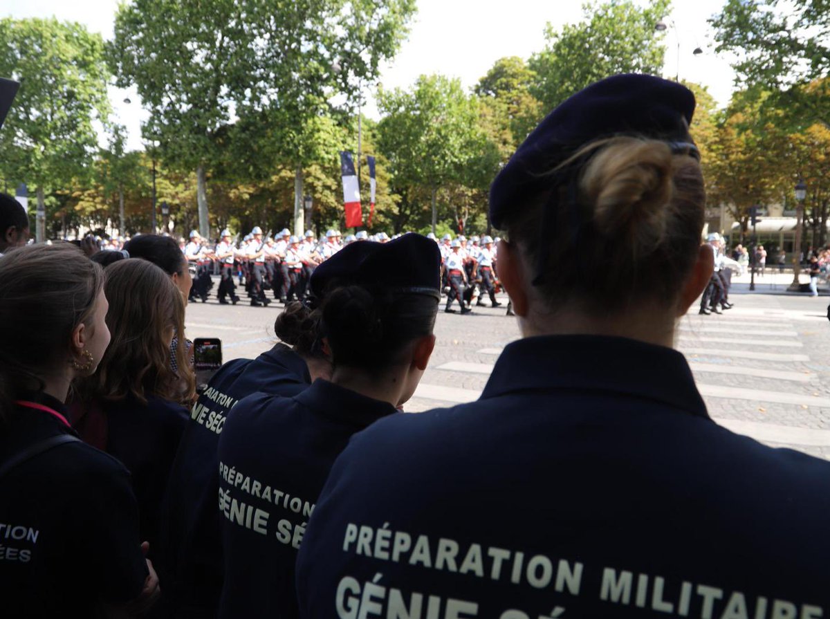 riisc_1's tweet image. 👊 Les jeunes de la préparation militaire d’initiation à la Défense nationale, réalisée conjointement entre l’#UIISC1 et nos camarades des @PompiersParis, terminent leur formation en assistant au défilé du #14juillet à #Paris et en découvrant les stands de nos #militaires. 🧑‍🚒🇫🇷
