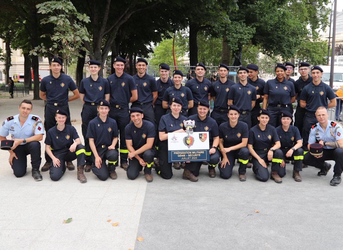 riisc_1's tweet image. 👊 Les jeunes de la préparation militaire d’initiation à la Défense nationale, réalisée conjointement entre l’#UIISC1 et nos camarades des @PompiersParis, terminent leur formation en assistant au défilé du #14juillet à #Paris et en découvrant les stands de nos #militaires. 🧑‍🚒🇫🇷