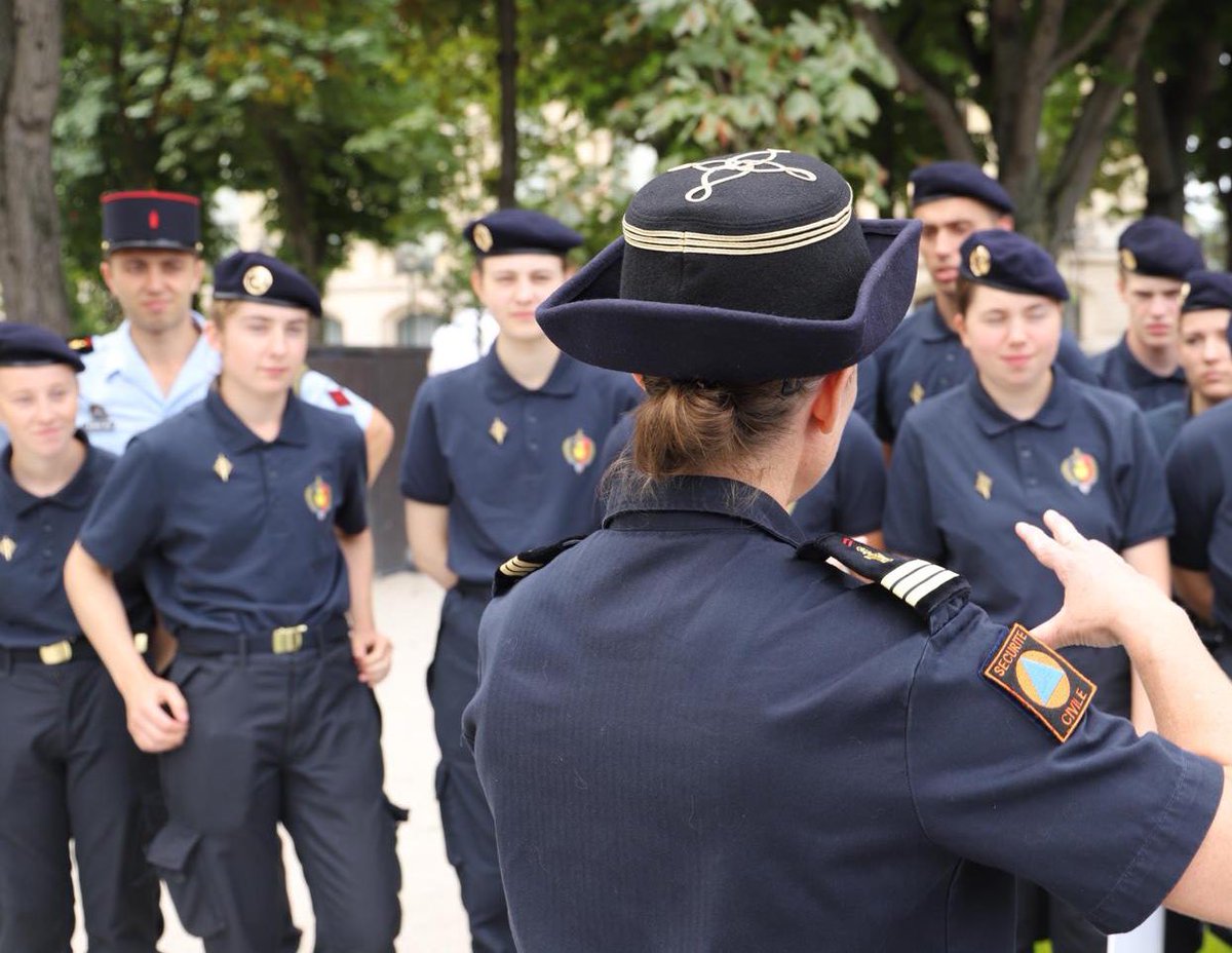 riisc_1's tweet image. 👊 Les jeunes de la préparation militaire d’initiation à la Défense nationale, réalisée conjointement entre l’#UIISC1 et nos camarades des @PompiersParis, terminent leur formation en assistant au défilé du #14juillet à #Paris et en découvrant les stands de nos #militaires. 🧑‍🚒🇫🇷