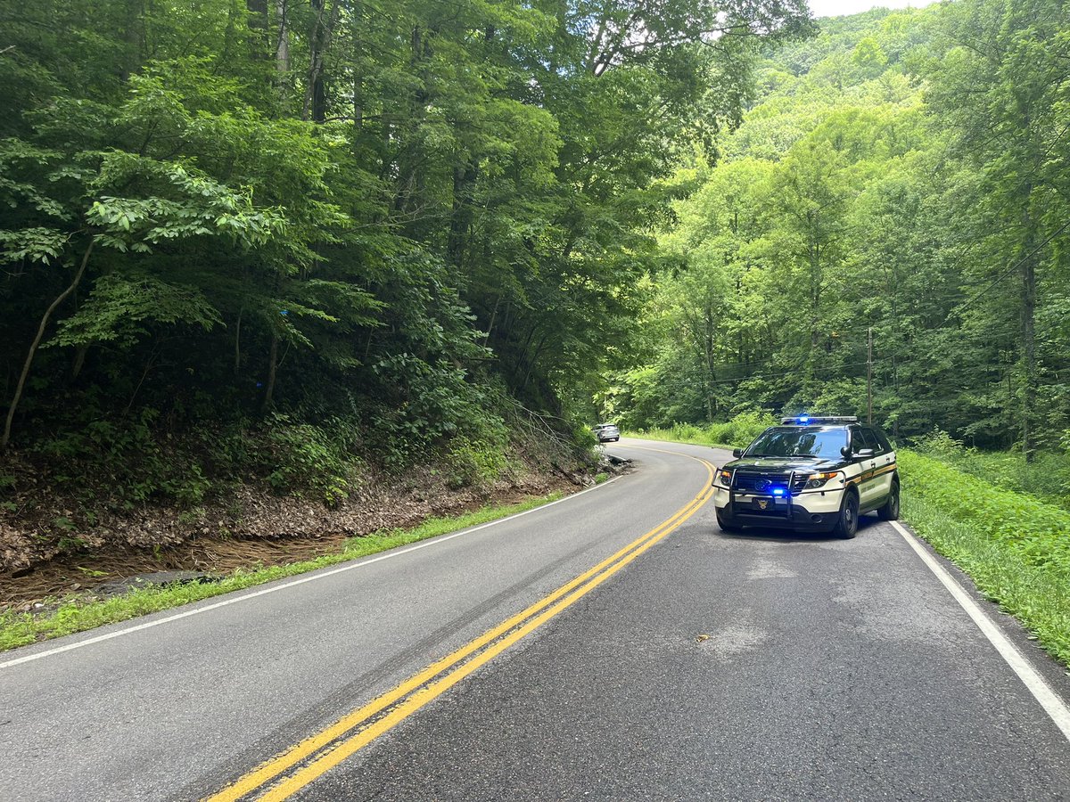 THPFallBranch's tweet photo. 🚨SR 107 near Red Fork Road in Unicoi County is own to one lane due to road erosion from heavy rain last night. This is in the Limestone Cove community. @myTDOT is assisting with lane closure and installing temporary red lights🚦#PleaseUseCaution 🚨 https://t.co/RV99sE50j5