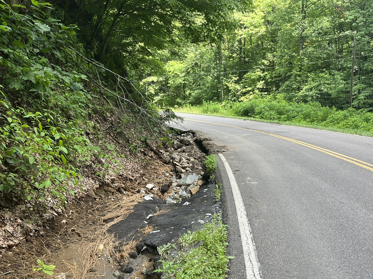 THPFallBranch's tweet photo. 🚨SR 107 near Red Fork Road in Unicoi County is own to one lane due to road erosion from heavy rain last night. This is in the Limestone Cove community. @myTDOT is assisting with lane closure and installing temporary red lights🚦#PleaseUseCaution 🚨 https://t.co/RV99sE50j5