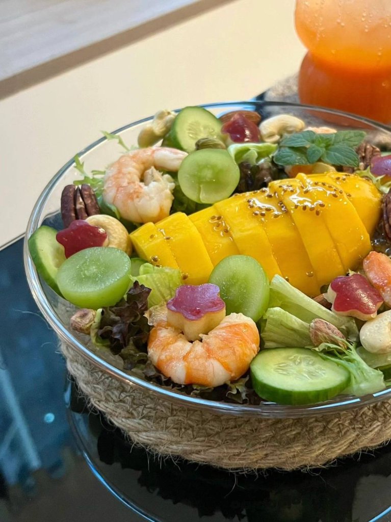 LisLorain's tweet photo. I'm about to have a healthy lunch, as I'm currently on a diet. I feel like my waistline has expanded quite a bit. #lunch #healthcare #FridayVibes #moody #goodfood https://t.co/r9u4KBdr7P