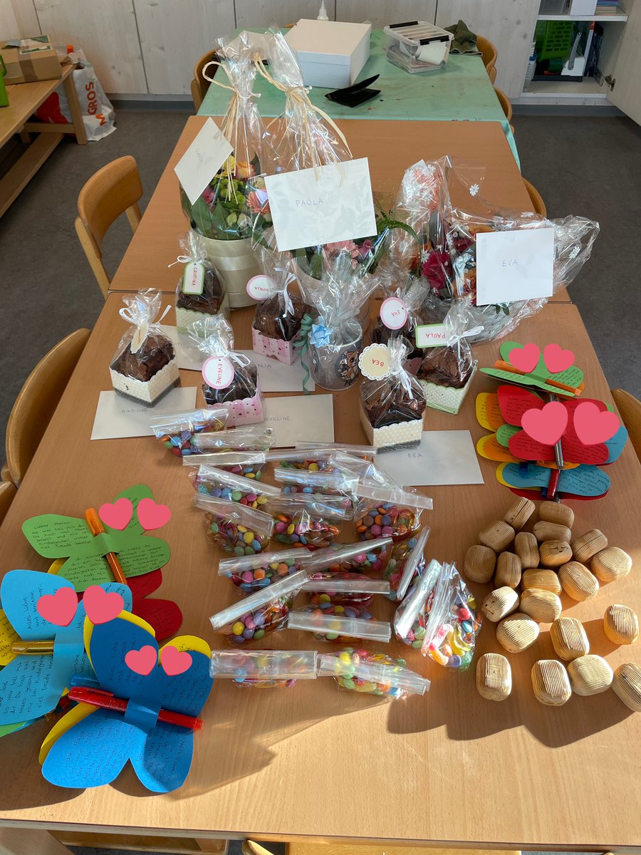 Annatra_'s tweet image. Was up until like midnight yesterday to finish all the gifts for my students and my team. It was so hard to say goodbye #teacher