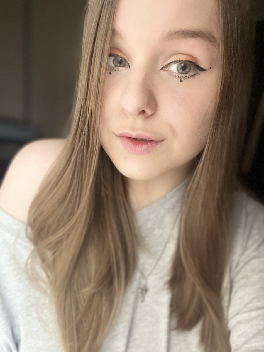 Всё еще красиво строю лисьи глазки😈