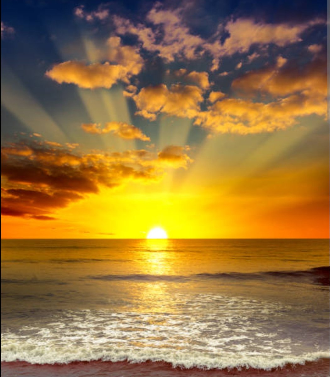 Cuando hagas algo noble y hermoso y nadie se de cuenta, no estés triste. El amanecer es un espectáculo hermoso y sin embargo la mayor parte de la audiencia duerme todavía.
Feliz noche de viernes amig@s