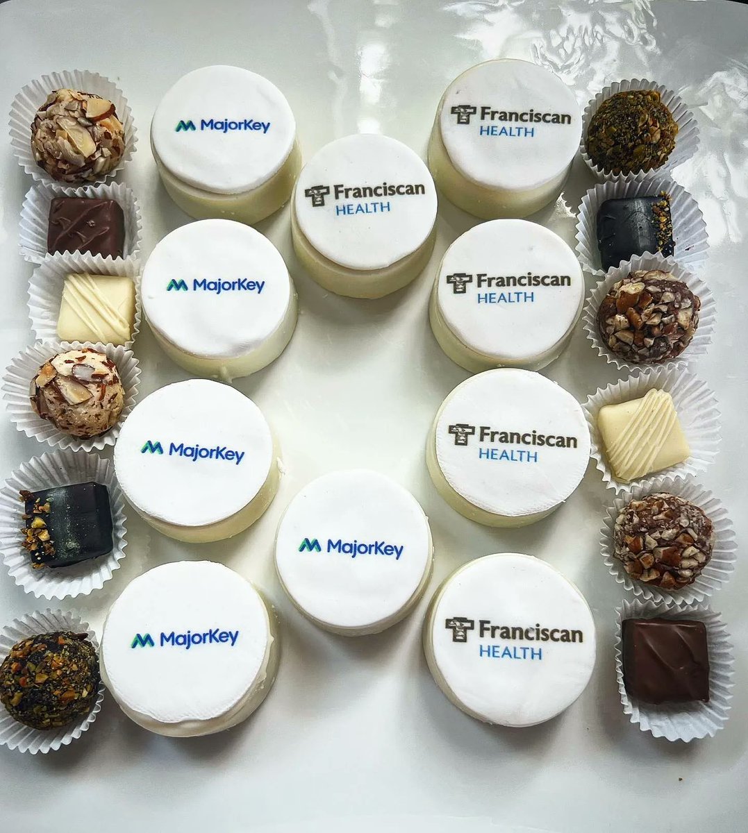 LAculinary's tweet image. Make a sweet statement with custom cookies and treats featuring your logo! Visit our website to learn more! buff.ly/3lNSxoc #customcookies #edibleink #edibleprint #corporategifts