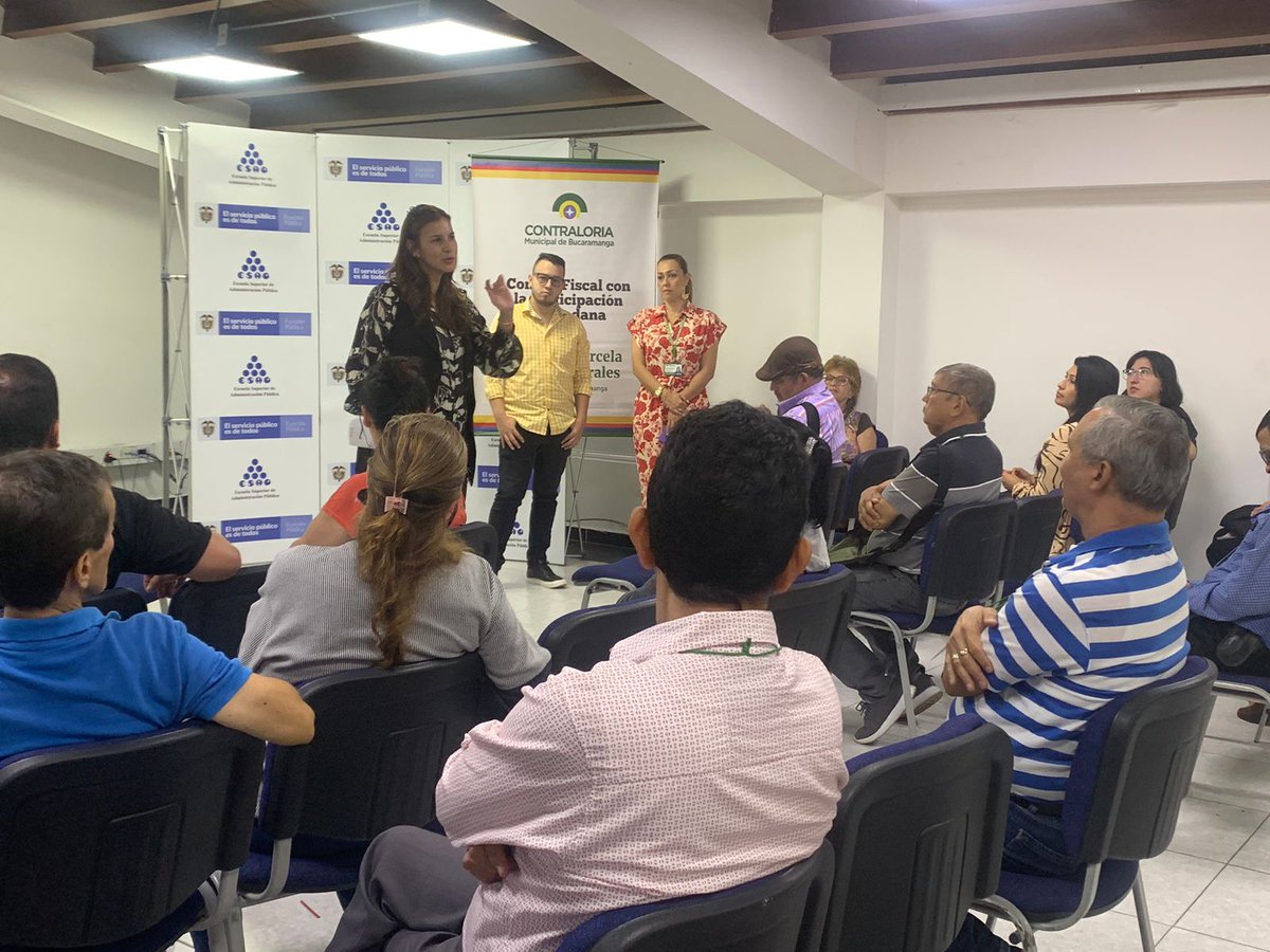 En este momento se esta desarrollando Seminario de Derechos Humanos y Liderazgo para la Paz con los Veedores, PJAC y líderes sociales del Municipio de Bucaramanga en convenio con la Escuela Superior de Administración Pública <a href="/ESAPOficial/">ESAP Oficial</a>