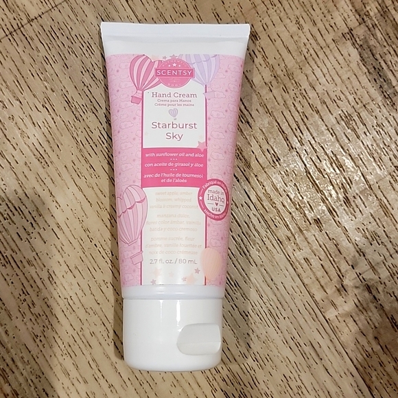 Adams2Melissa's tweet photo. So good I had to share! Check out all the items I'm loving on @Poshmarkapp #poshmark #fashion #style #shopmycloset #scentsy: https://t.co/Sdz6WpJi67 https://t.co/el3zbEpNaB
