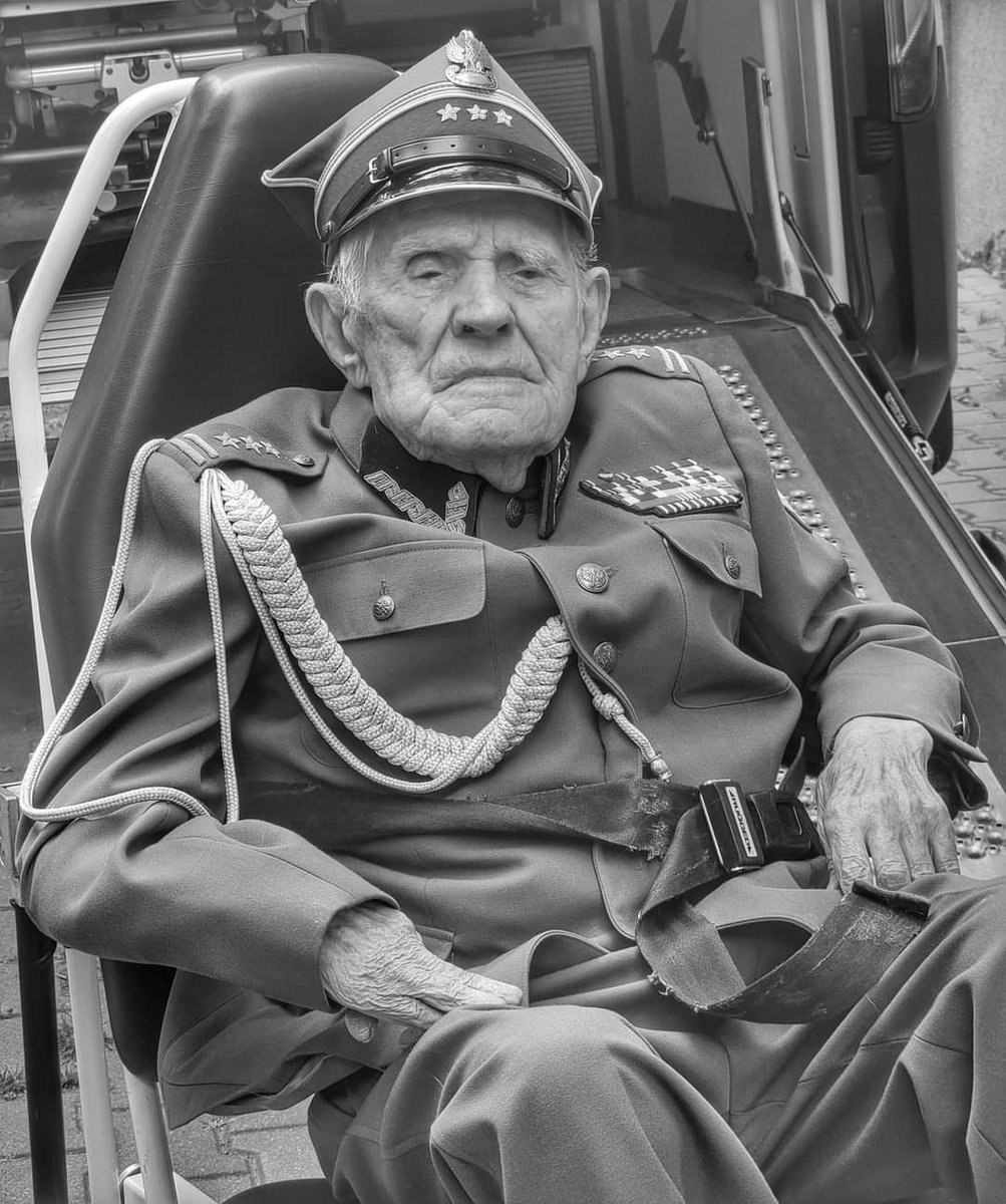 NieZapomnijONas's tweet photo. Bardzo smutna wiadomość. 💔

W wieku 109. lat zmarł Pułkownik Kazimierz Klimczak ps. "Szron", był najstarszym żyjącym Powstańcem Warszawskim.
    
– Poszliśmy walczyć nie dla siebie, ale dla przyszłych pokoleń. Nie było żadnych kart mobilizacyjnych, po prostu zgłosili się młodzi chłopcy i młode dziewczęta i walczyli dwa miesiące i trzy dni. Patriotyzm związany z Powstaniem Warszawskim zostanie z nami już na zawsze – wspominał Pułkownik. ❤️
   
To był wielki zaszczyt, że od lat mogliśmy przyjaźnić się z naszym Bohaterem i wspierać go w ramach naszych projektów.

Spoczywaj w pokoju!
Kondolencje dla rodziny i bliskich.