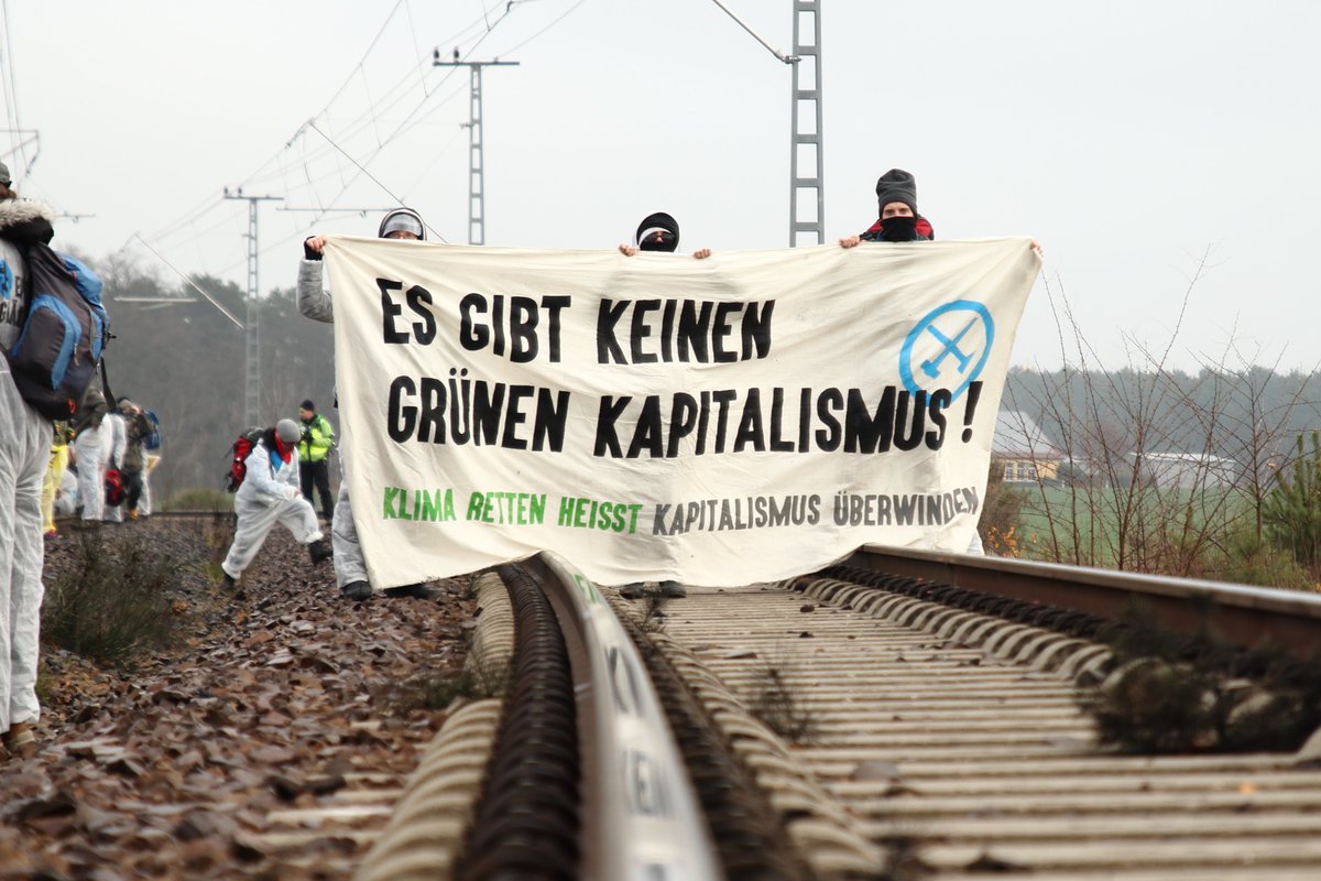Der fossile Kapitalismus fußt auf Ausbeutung und Unterdrückung.
In diesem System werden wir die Klimakrise nicht bekämpfen können.
Klimaschutz geht nur antikapitalistisch.

Kommt zum System Change Camp, 30.7. bis 6.8. - Hannover
📸: Tim Möch