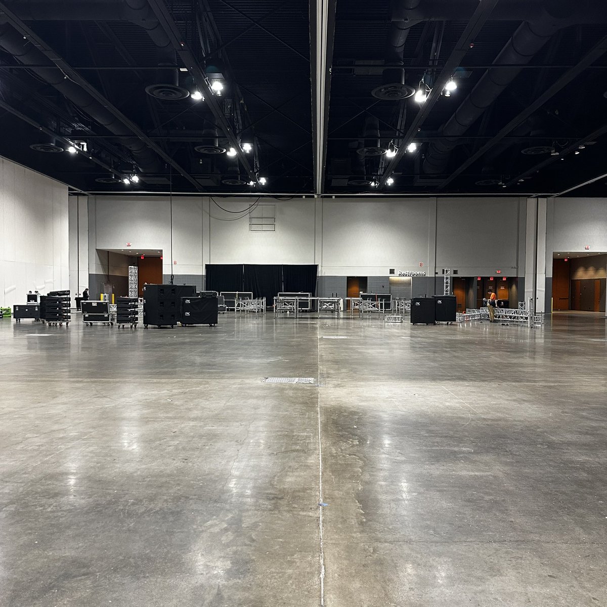 WubLifeEnt's tweet image. 𝟭 𝗠𝗢𝗥𝗘 𝗦𝗟𝗘𝗘𝗣

Blast Radius finally returns tomorrow with a massive PK Sound deployment, thicc production package, &amp;amp; a stacked ihops pancake lineup🥞

RETWEET + COMMENT YOUR FAVORITE DRUM N BASS SONG TO WIN 2 TICKETS

(Winner picked at 8pm tonight)