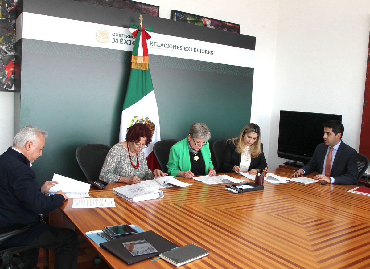 📸 Este día, en la <a href="/SRE_mx/">Relaciones Exteriores</a>, se formalizó el relevo institucional: la canciller <a href="/aliciabarcena/">Alicia Bárcena</a> y la subsecretaria <a href="/CMorenoToscano1/">Carmen Moreno Toscano</a> firmaron el acta de entrega-recepción de la Secretaría de Relaciones Exteriores.

🇲🇽🤝🌎
#DiplomaciaCercaDeTi