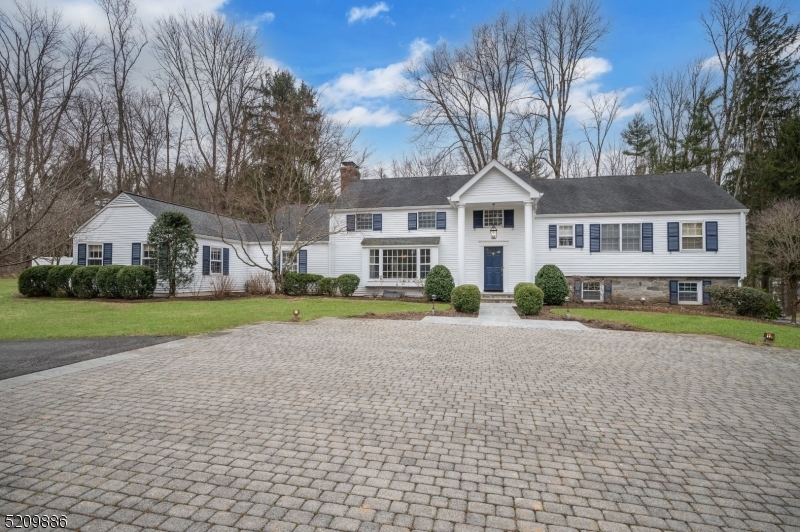 Charming 5 BD/ 5 BA in Harding Twp. has a lot to offer. Call/text/DM me for info.  cpix.me/l/173625276