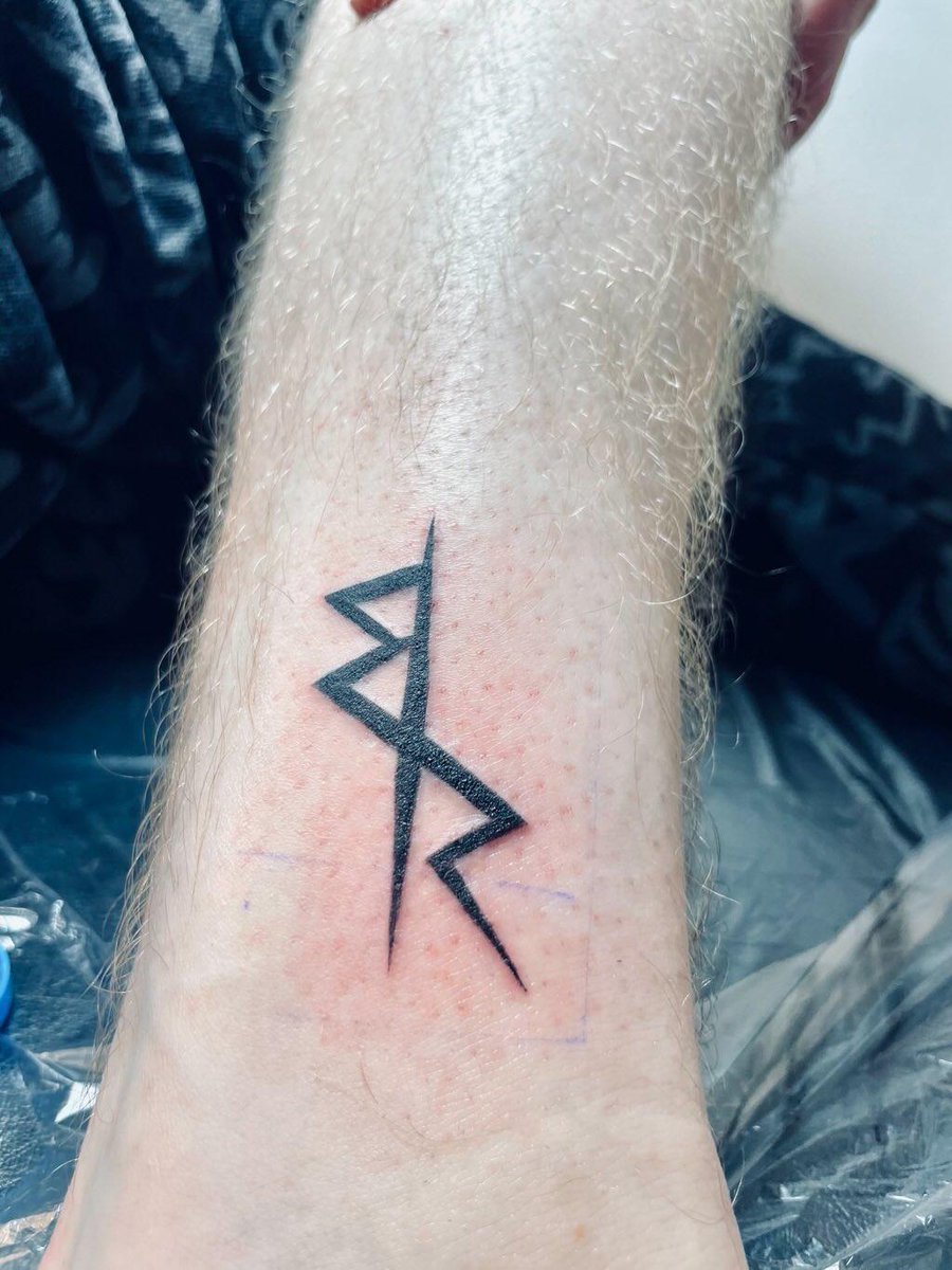 Got my first tattoo today, been thinking about getting the Edgerunners logo for a while now and I even got it in Tokyo, my first "cyberpunk like" city I've visited. #Cyberpunk2077 #CyberpunkEdgerunners