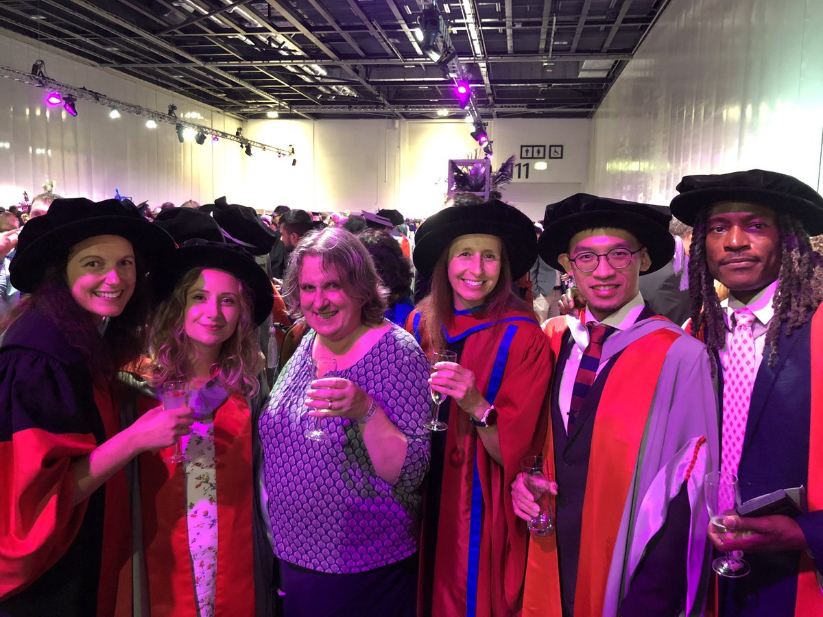 Another proud tweet! This time for our @MentalhealthMSc and @UCLPsychiatry PhD graduates 👏🏻 Huge congratulations to you all!
