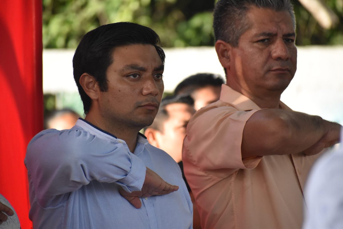 El Secr. Estatal <a href="/LuisHerreraQm/">Luis Herrera Quiam</a> fu padrino de generación en la Sec. Edmundo Villalba.  🧑🏻‍🎓
Se comprometió en llevarles mejoras a espacios deportivos y agradeció a maestros y padres de familia en apoyar la educación de los jóvenes. 
¡La #CNOP trabajando para ti! 🙌🏻 <a href="/PRIQRooOficial/">CDE-PRI Quintana Roo</a>