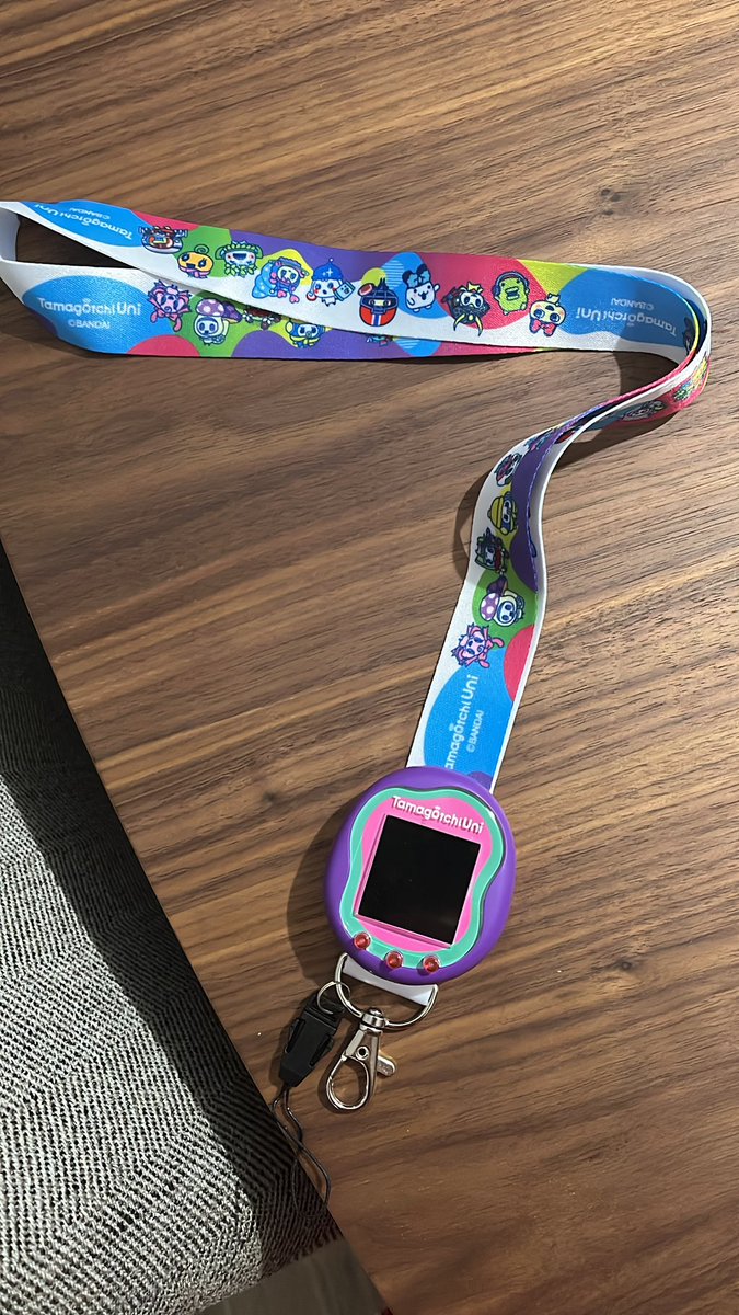 Martalr6's tweet photo. Tamagotchi uni con el laynard de regalo #Tamagotchi #TamagotchiUni https://t.co/nSFGzuv9Jg