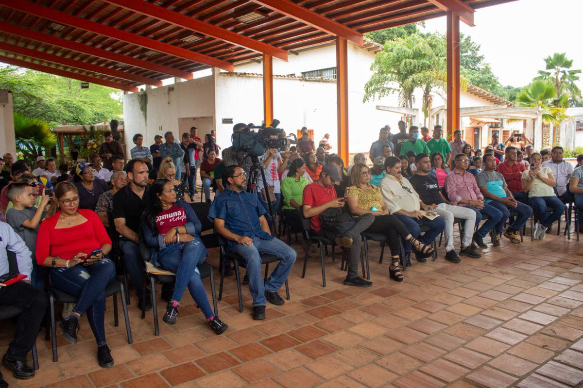 mincomunas_ve's tweet photo. #EnFotos📸| El rector de la UNELLEZ,@Adan_Coromoto, comenta que desde la universidad van a ofrecer sus servicios a las comunidades organizadas en asistencia técnica y en todo lo relacionado con la agroproducción.

#ComunaONada
#VivaLaPoesía https://t.co/fWs1MVpVXM