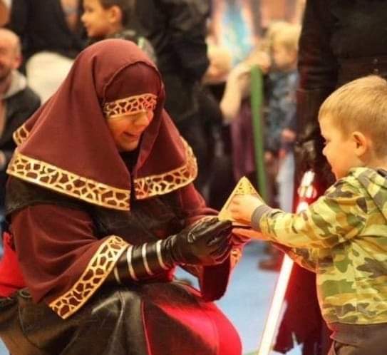 Visas Marr (SL 10413 ) pride of The Danish Garrison loves to share a good moment with the little ones. 
#501st #MoreThanLegends #StarWars #FamilyTime  <a href="/501stLegion/">501st Legion</a>
