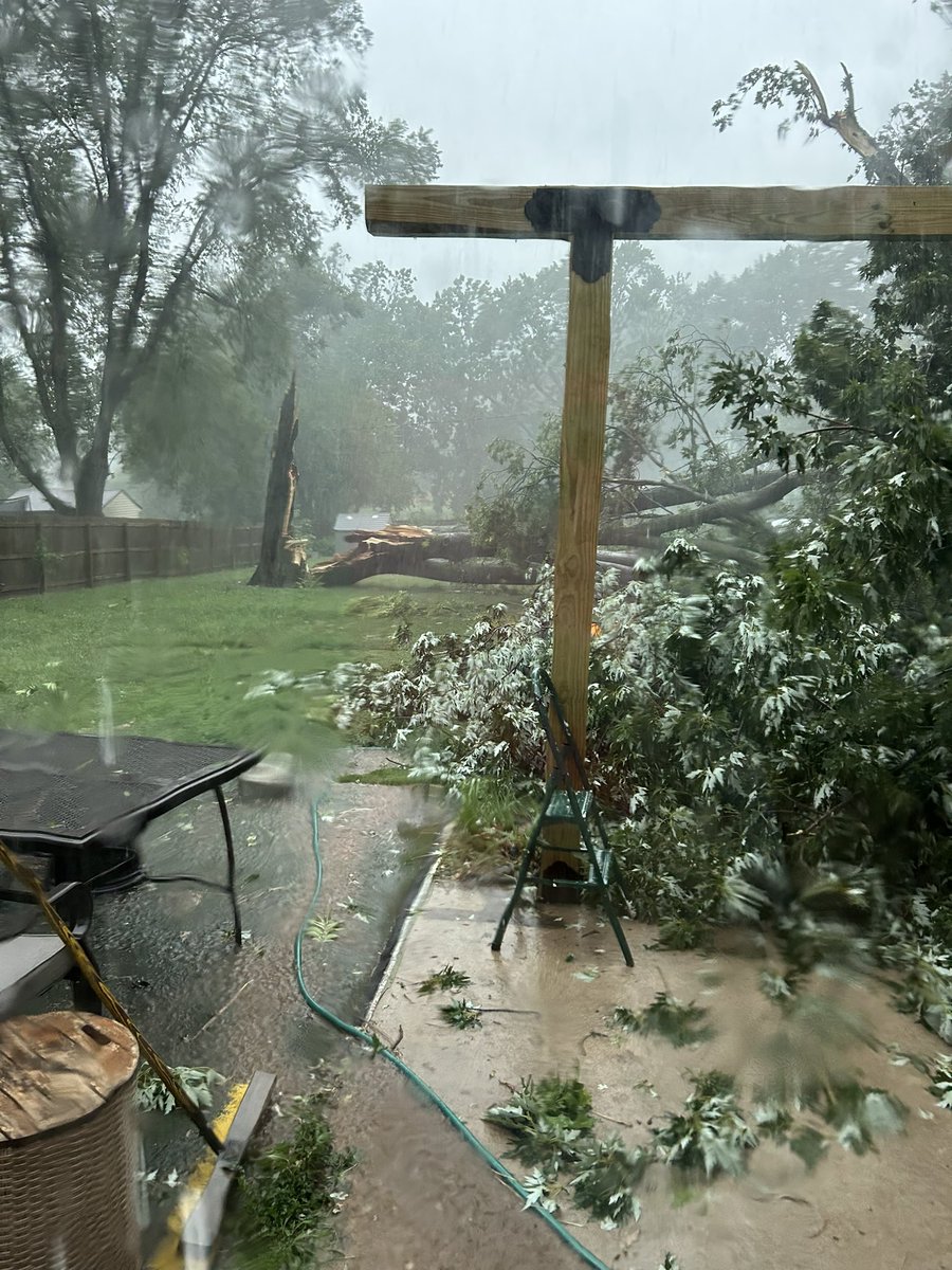 J3M2B's tweet image. Big storm in Shawnee took down our neighbors tree. Struck by lightening or dead tree? 🤔 #Kansas #ShawneeKS @ReedTimmerAccu @KCTV5