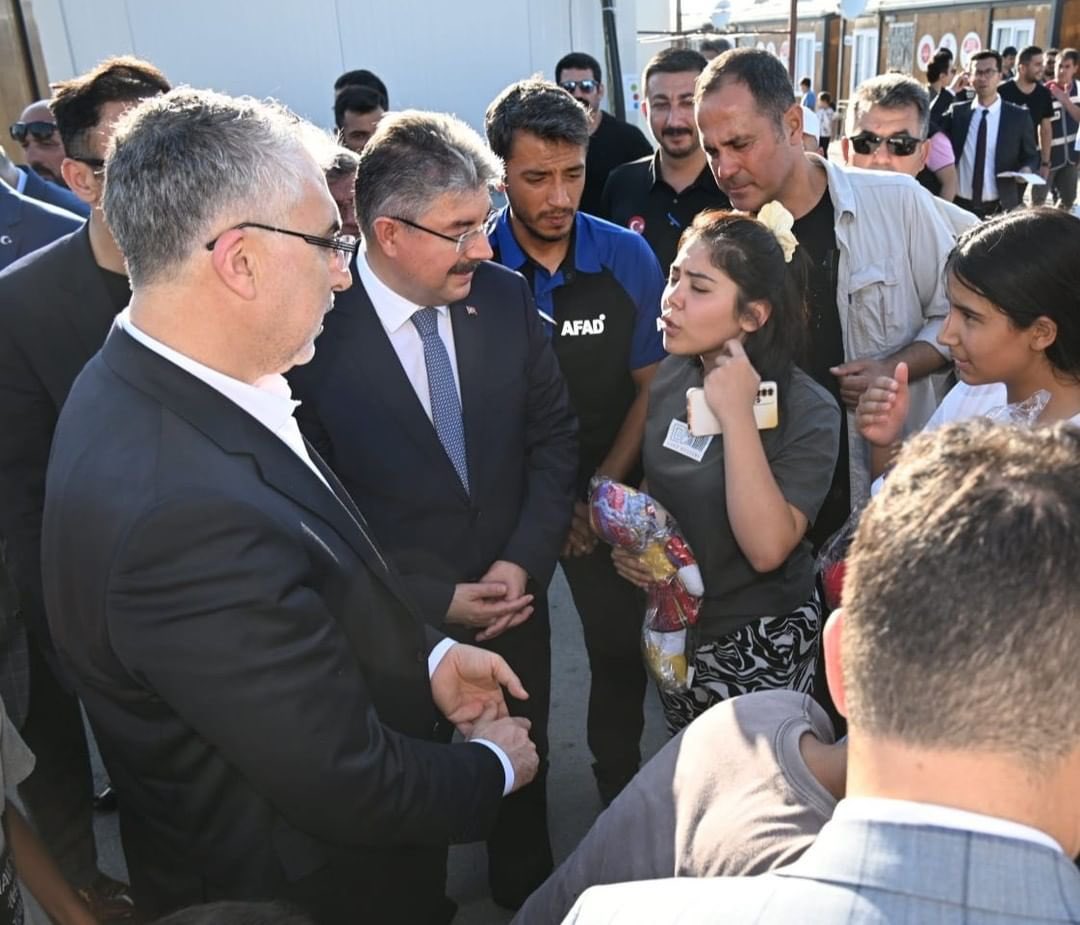 AFAD__Osmaniye's tweet photo. Çalışma ve sosyal güvenlik bakanımız sayın Prof.Dr. Vedat IŞIKHAN Konteyner Kentte depremzede vatandaşları ziyaret etti. Ziyarette Vali Dr.Erdinç YILMAZ ve İl Afet ve Acil Durum Müdürümüz Selami KILIÇEL eşlik etti. https://t.co/8Di2Ru4weP