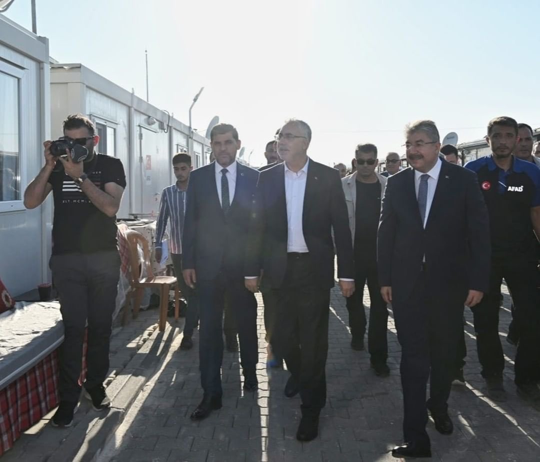 AFAD__Osmaniye's tweet photo. Çalışma ve sosyal güvenlik bakanımız sayın Prof.Dr. Vedat IŞIKHAN Konteyner Kentte depremzede vatandaşları ziyaret etti. Ziyarette Vali Dr.Erdinç YILMAZ ve İl Afet ve Acil Durum Müdürümüz Selami KILIÇEL eşlik etti. https://t.co/8Di2Ru4weP