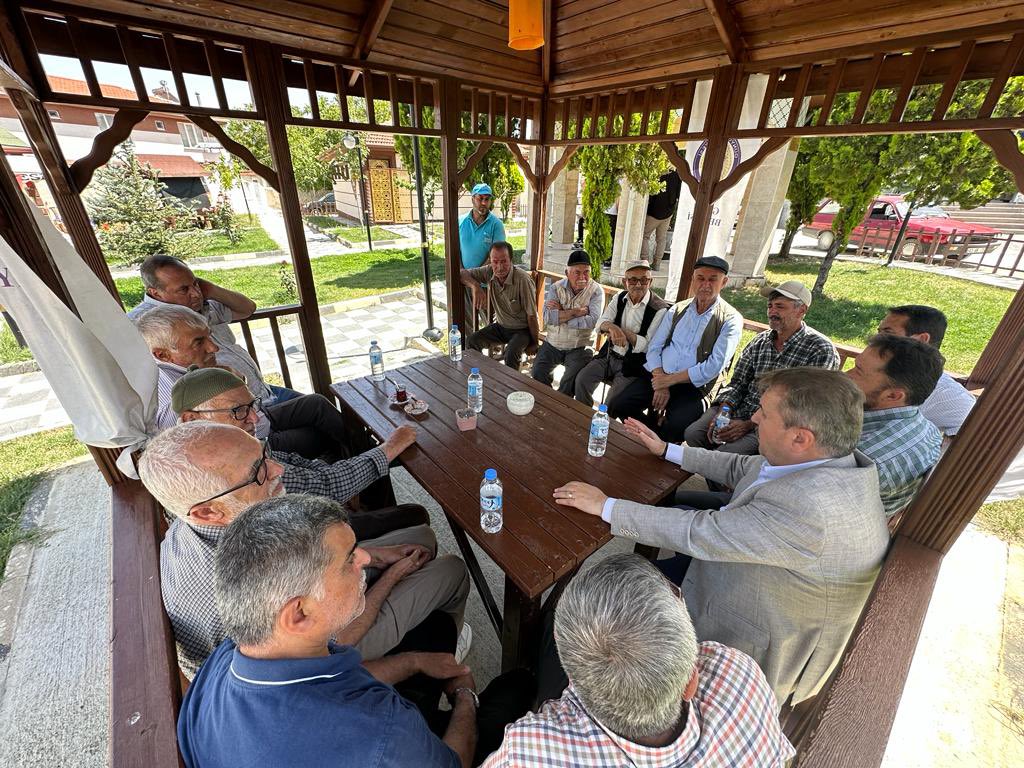 Emeklilerimiz haklı olarak işçiye ve memura yapılan zam oranının neden kendilerine uygulanmadığı konusundaki şikayetlerini dile getiriyorlar.
Mutlaka ama mutlaka emeklilerimiz için yeniden bir düzenleme yapılmalı, emeklilerimize en azından aldıkları fiili  ücret üzerinden %25
