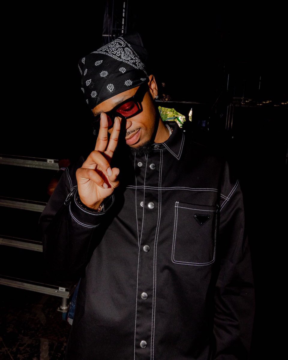 "Pay no mind to those who talk behind your back, it simply means that you are two steps ahead." - Tupac Shakur ✌🏾