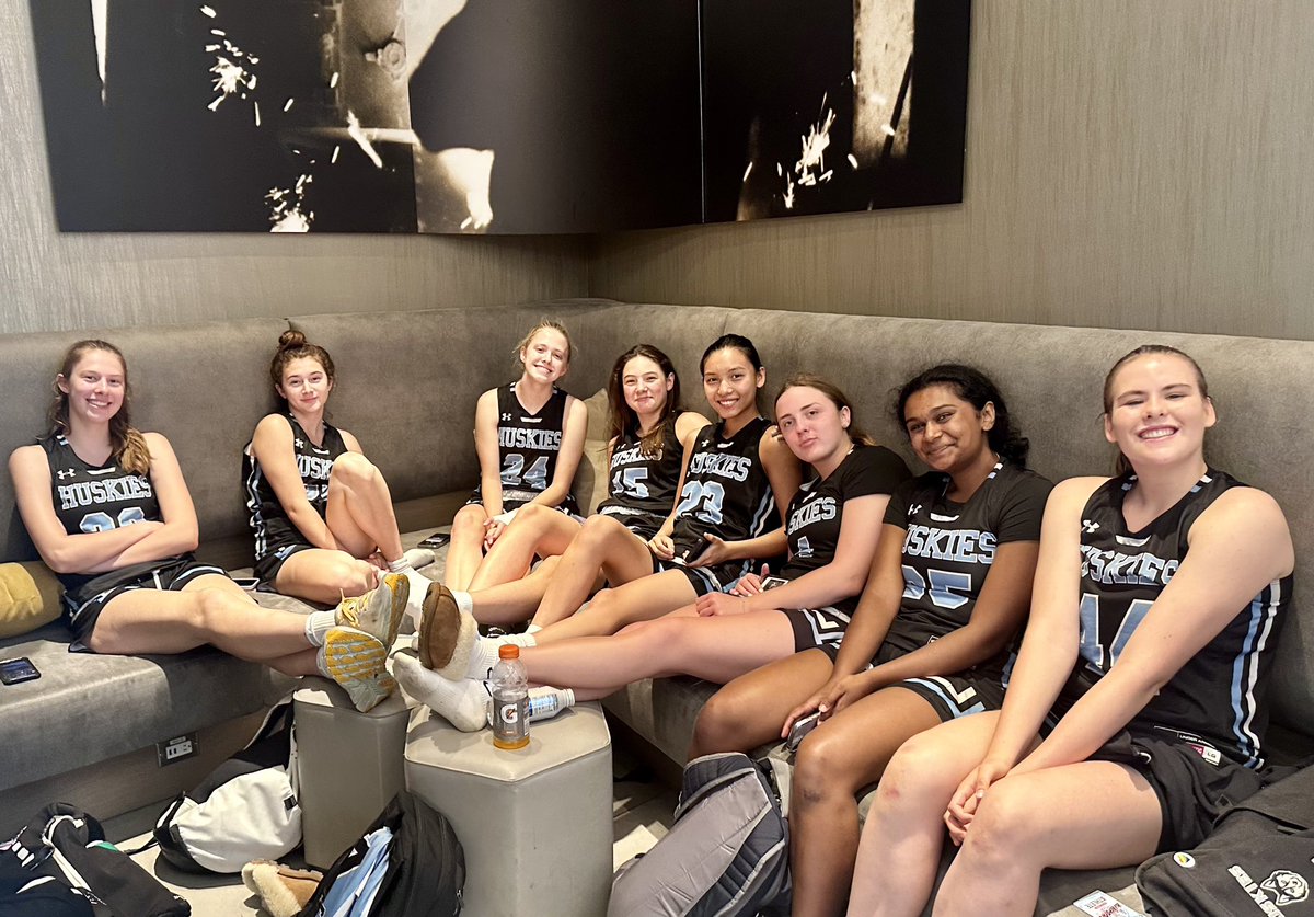 ElzeyJames1's tweet photo. Coached these ladies to Nike TOC in Chicago last week.  A great group to coach.  They work hard and fight their hearts out, what more could you ask for?

Back at it, next stop Spooky Nook  @MAHuskies https://t.co/lelXHBYl27