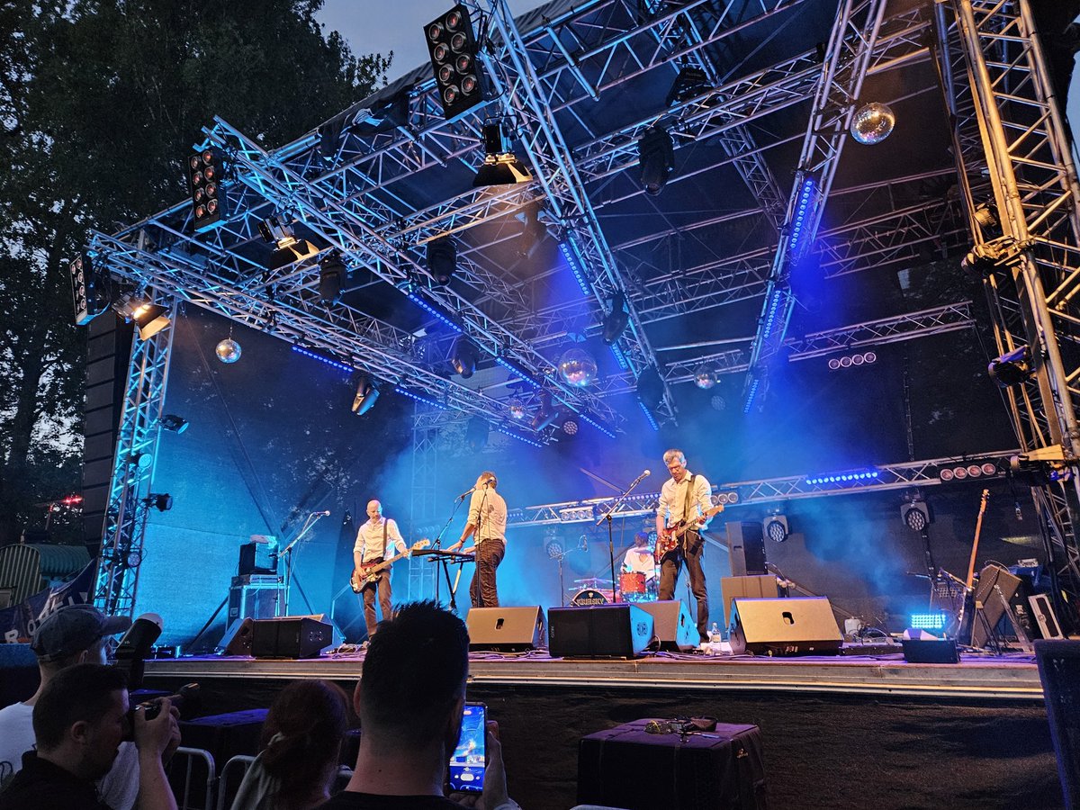 StefanMayer20's tweet photo. Kreisly am O-Heim Open Air und kilometerweit Weizen gleich daneben. Für Auskenner:innen. #Ottensheim https://t.co/GNVMoUDR75