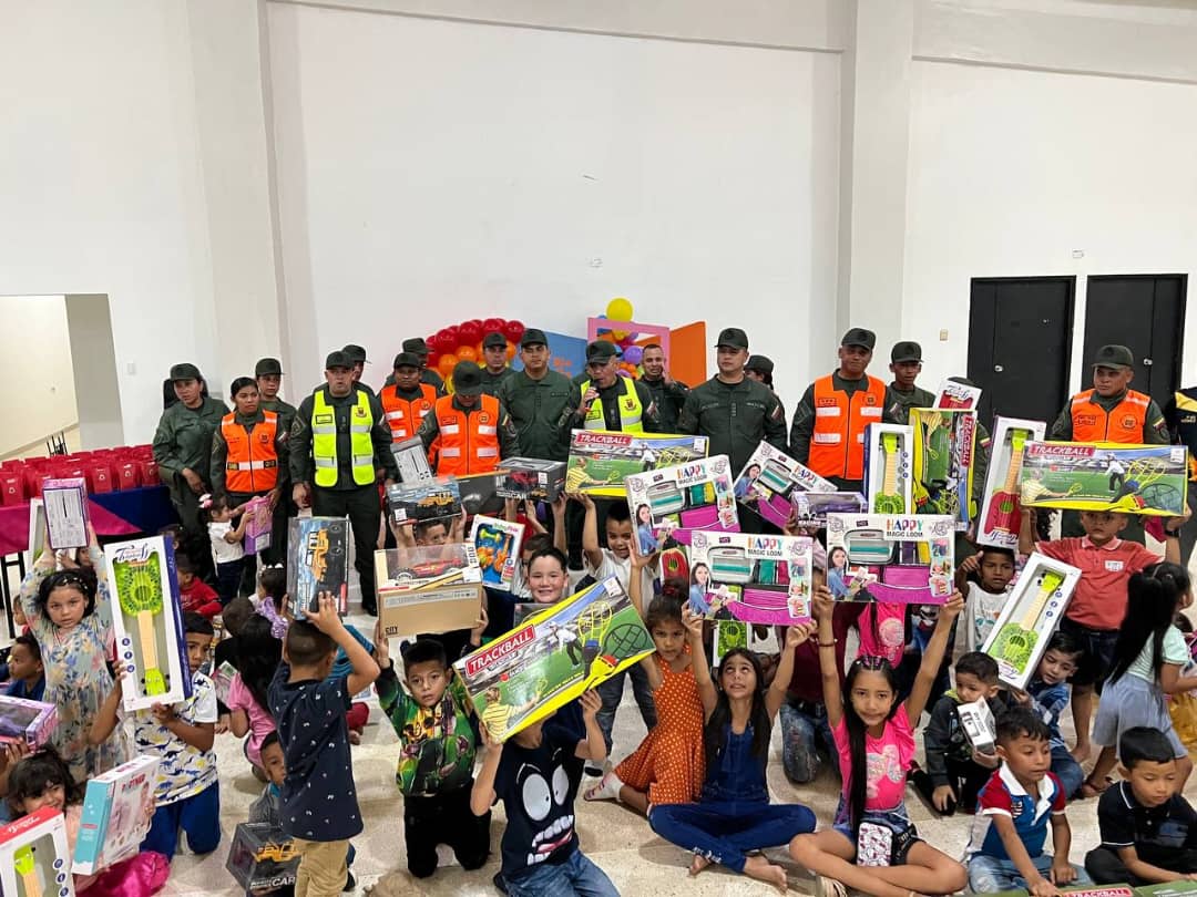 CmdtGNMcbo's tweet photo. Deade el Destacamento Nro 111 celebramos el día que nos llena de regocijo porque brindamos sonrisas y alegrías a las niñas y niños de la Patria con especial cariño, ustedes son el Futuro Patrio de nuestra Amada Venezuela ¡Feliz Día del Niño! https://t.co/wrlBkoSVWX