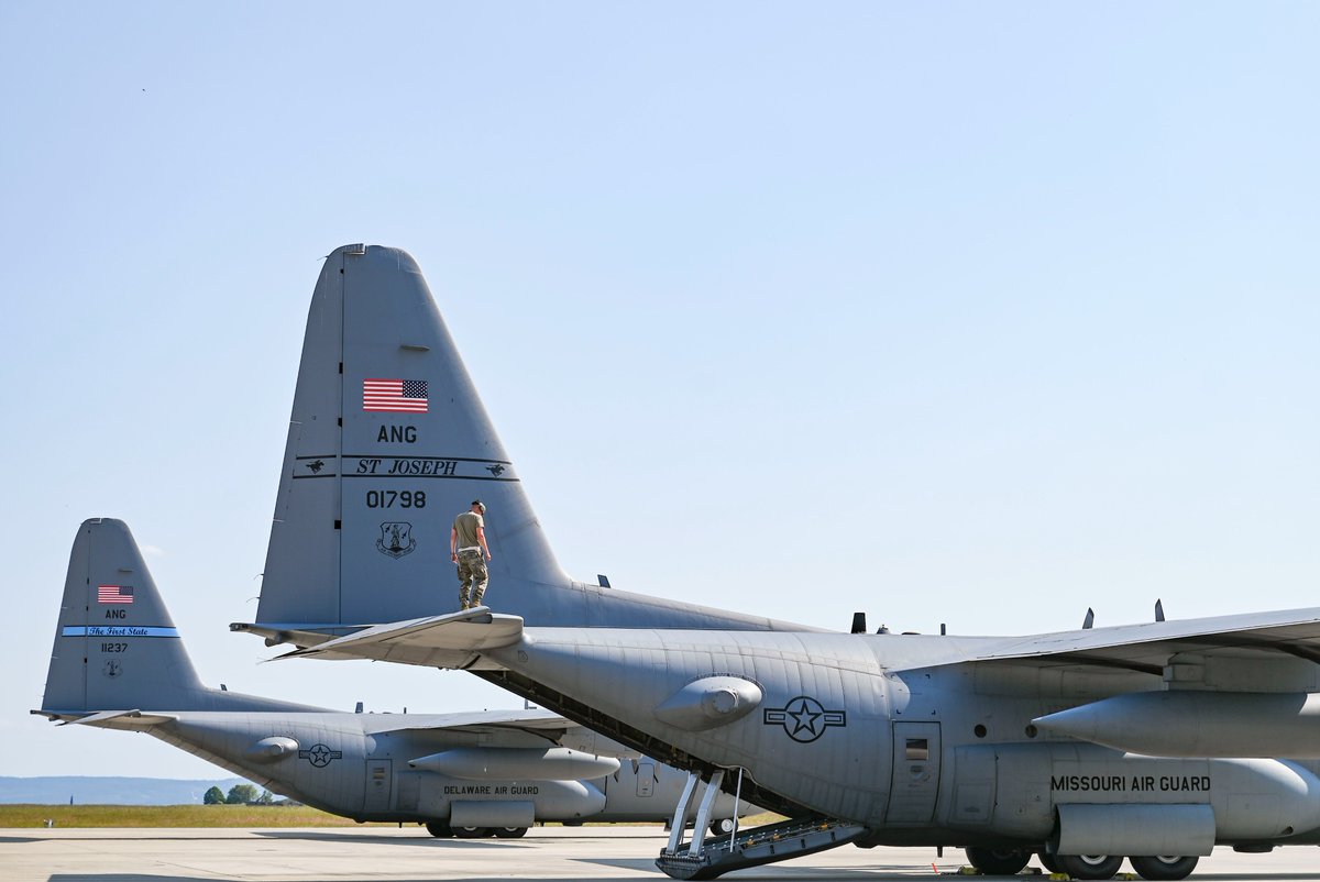 AirNatlGuard's tweet image. “This exercise was probably the most demanding one I've been involved in."

@Missouri_NG maintainers with the @139AW assisted in maintaining a total of 10 C-130s from several other ANG units during #AirDefender2023.
🔗ngpa.us/26106