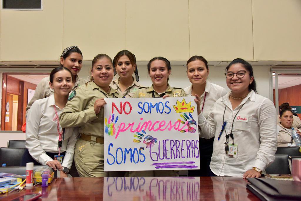 ManuelBartlett's tweet photo. En su gira de trabajo la Unidad de Género e Inclusión de la @CFEmx visitó la Central Nucleoeléctrica Laguna Verde, para potenciar las formas de colaboración entre mujeres. https://t.co/WmP6henhJF

Ante las asistentes y organizadores del evento, el Coordinador Corporativo Nuclear, Héctor López Villarreal, aplaudió las acciones en pro de una CFE inclusiva y con equidad de género.