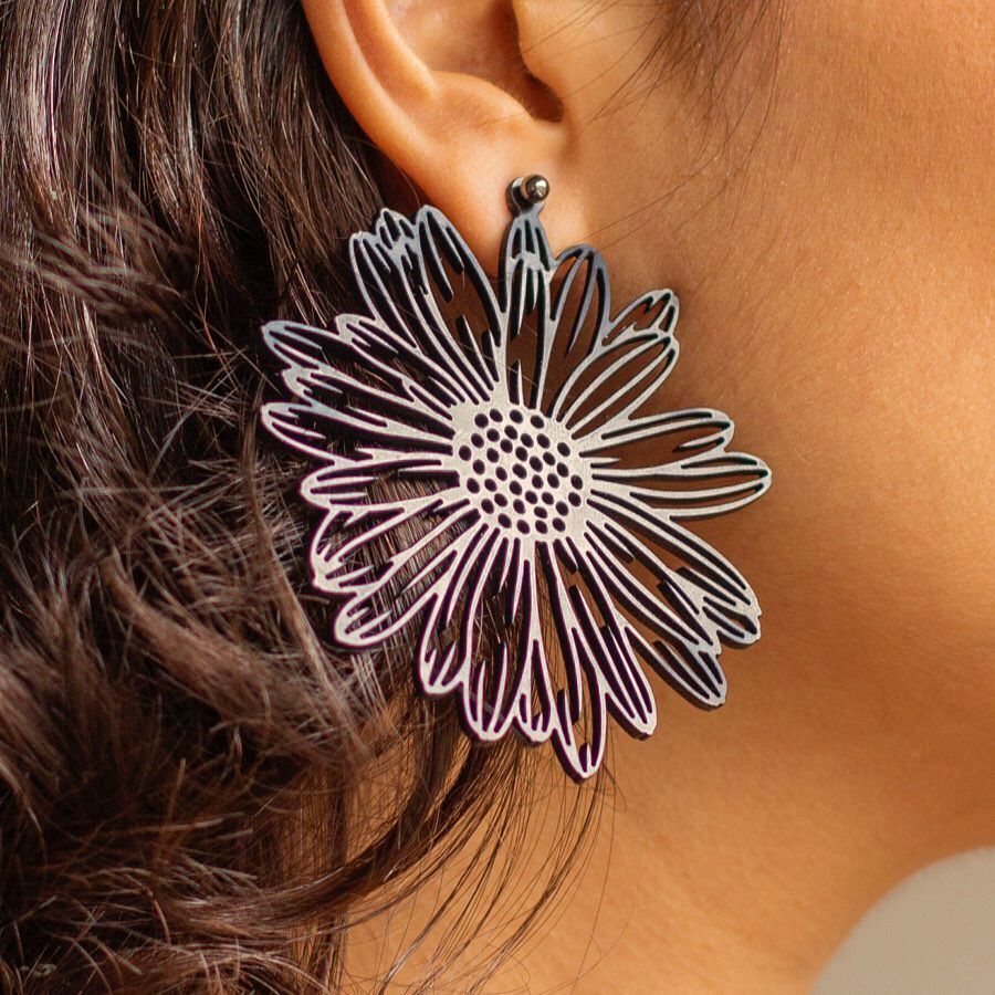 designTun's tweet photo. 🌼Bem me quer, mal me quer...
As Margaridas irão revelar 💞

Colar Daisy
Brinco Daisy

#designtun #joiasdeborracha #rubberjewelry #contemporaryjewelry #bijoucontemporain #colartun #brincotun https://t.co/0Cu1lCfiKf