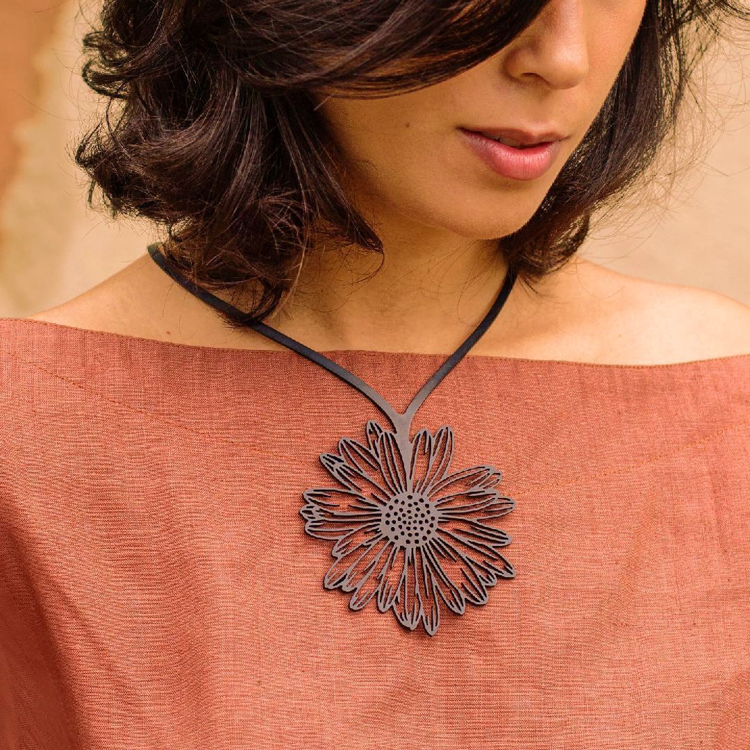designTun's tweet photo. 🌼Bem me quer, mal me quer...
As Margaridas irão revelar 💞

Colar Daisy
Brinco Daisy

#designtun #joiasdeborracha #rubberjewelry #contemporaryjewelry #bijoucontemporain #colartun #brincotun https://t.co/0Cu1lCfiKf