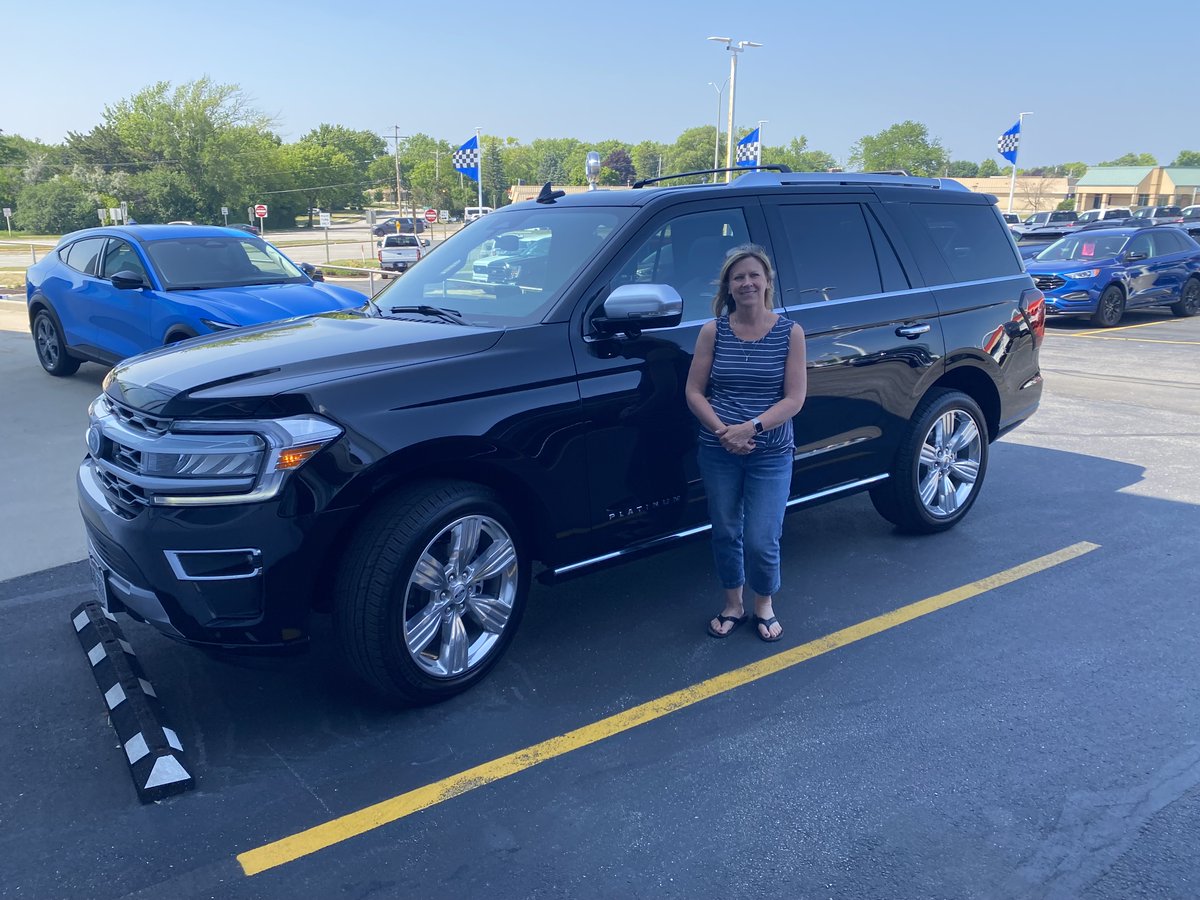 GriffinFordWI's tweet photo. Cheryl drove all the way from Mount Pleasant for her new 2023 Expedition Platinum! Delivered by sales specialist Matthew Strosin. Welcome to the Griffin family! https://t.co/5CsnJuvGXG