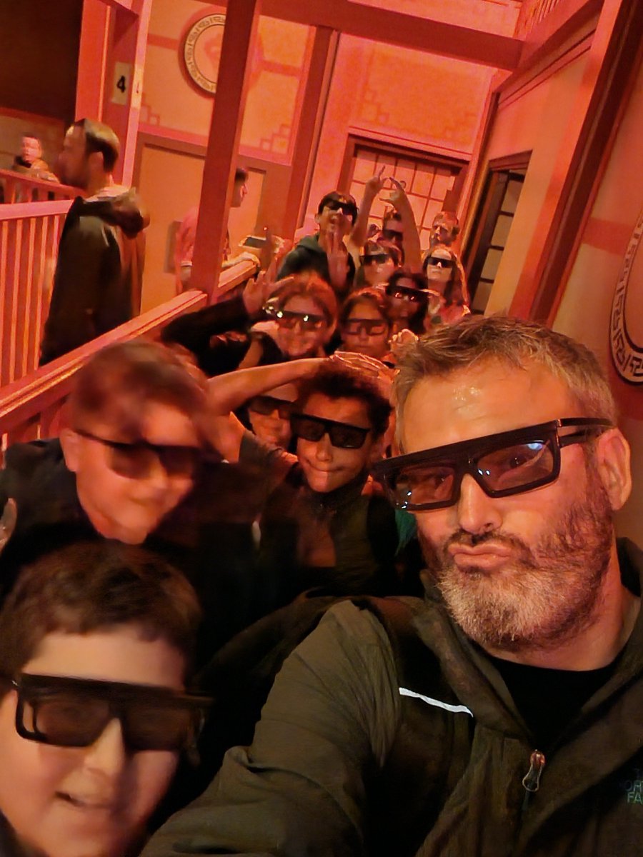 Thanks for a lovely day everyone! We totally rocked <a href="/LEGOLANDWindsor/">LEGOLAND Windsor</a> 🤣😎