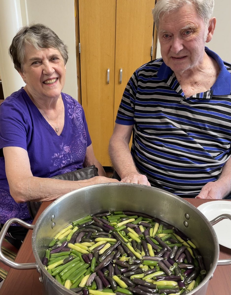 ParkTerraceHC's tweet photo. Remember sitting around snapping beans. We have plenty for everyone to enjoy. Our residents love to cook together. We are family at Park Terrace! #LegacyLane #TrilogyLiving https://t.co/kLDnZPJM5E