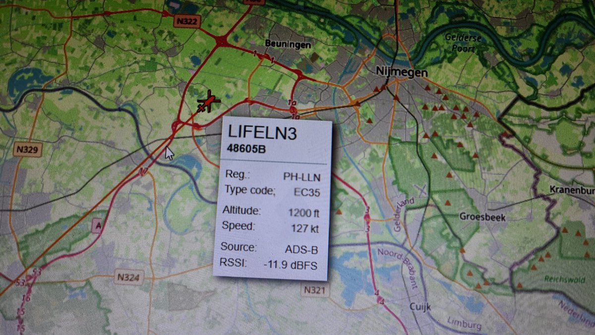 lifelinerbennek's tweet photo. Traumaheli Lifeliner 3 in de lucht voor een assistentie aan Ambulancezorg Gelderland-Midden bij een Steekpartij te #Arnhem  #Musislaan #Musispark in het centrum, Ambulance 07-122, en de Officier van dienst geneeskundig (ovdg) Auto 07-801 ter plekke. https://t.co/mN1hz2p4tQ