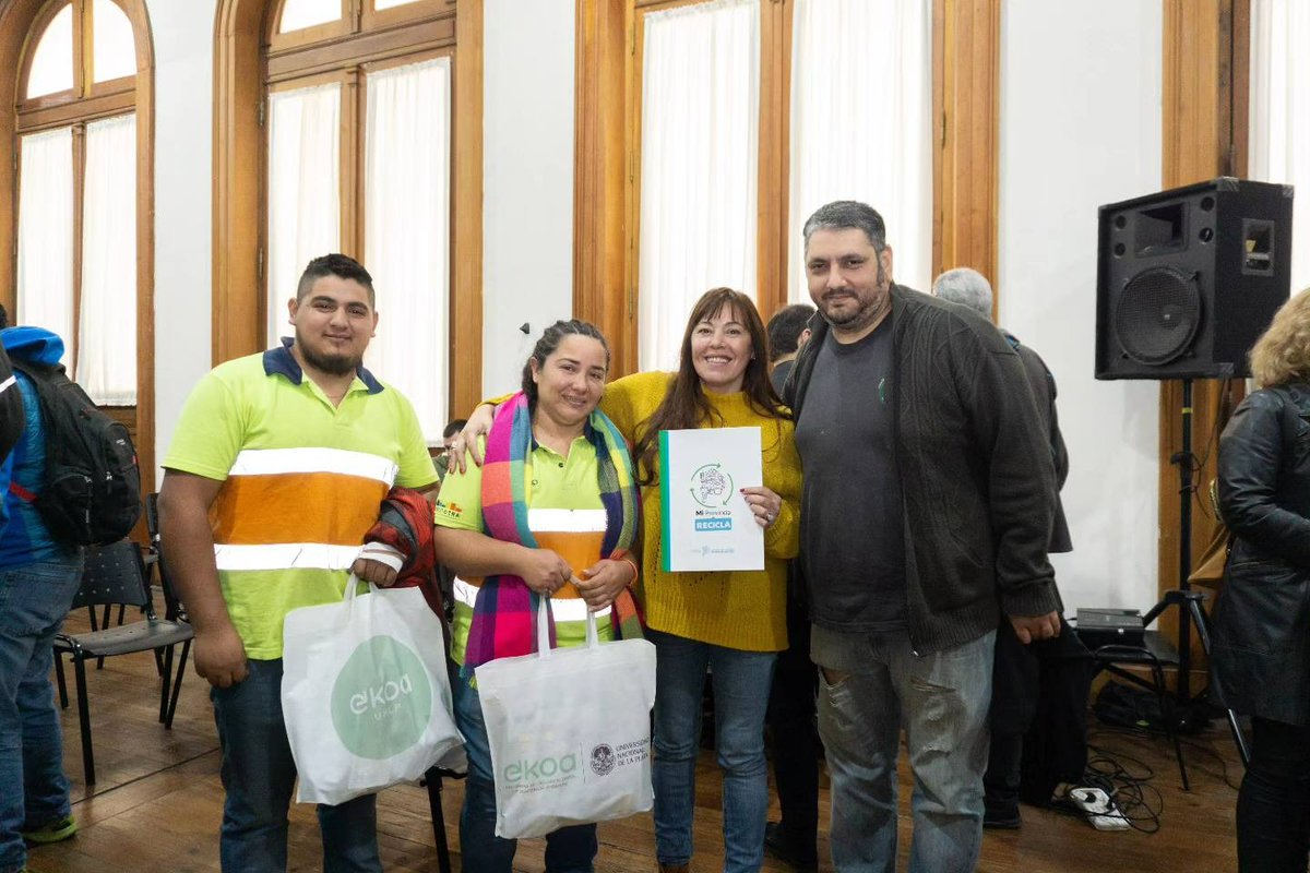 Lxs compañerxs de <a href="/CBayauca/">Cooperativa De Trabajo Y Reciclaje Bayauca</a> de la ciudad de Lincoln, provincia de Buenos Aires, comenzaron un ciclo de formación como “Operadores auxiliares de planta gestora de RAEE” que está a cargo de EKOA. 

Más info: n9.cl/6j4w8

<a href="/ekoa_unlp/">EKOA_unlp</a> <a href="/JackieFloresOk/">Jackie Flores</a> <a href="/ambientepba/">Ambiente Provincia</a> <a href="/unlp/">UNLP</a>