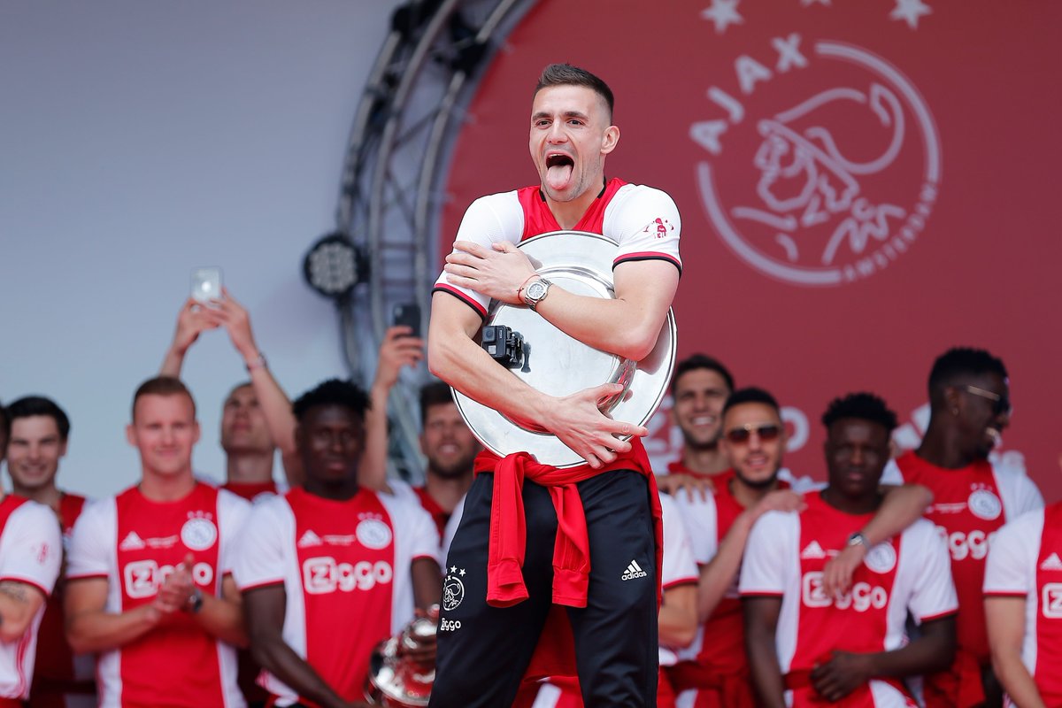 ajaxlife's tweet photo. Bedankt voor al het moois. We gaan je missen, aanvoerder. ❌❌❌ #ajax https://t.co/NxsyBDn8oE