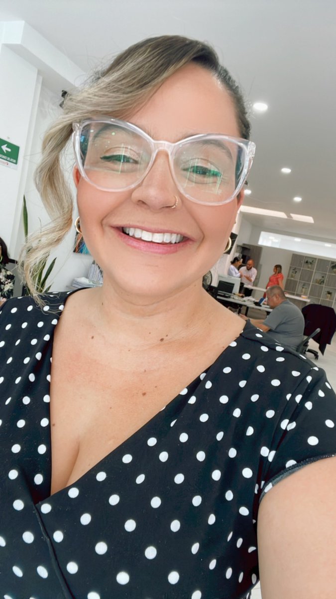 Tatibalvin's tweet photo. “Los que ya han decidido adoptar una ética del amor saben que cuando dejamos que nuestra luz brille, atraemos a los que brillan con la misma luz y nos sentimos atraídos por ellos; ¡No estamos solos!” 
Bell Hooks. Todo sobre el amor.
.
.
. 
📸: Sonreír y verlos en HD 🤓#EnPresente https://t.co/EaGFaa1Cyk